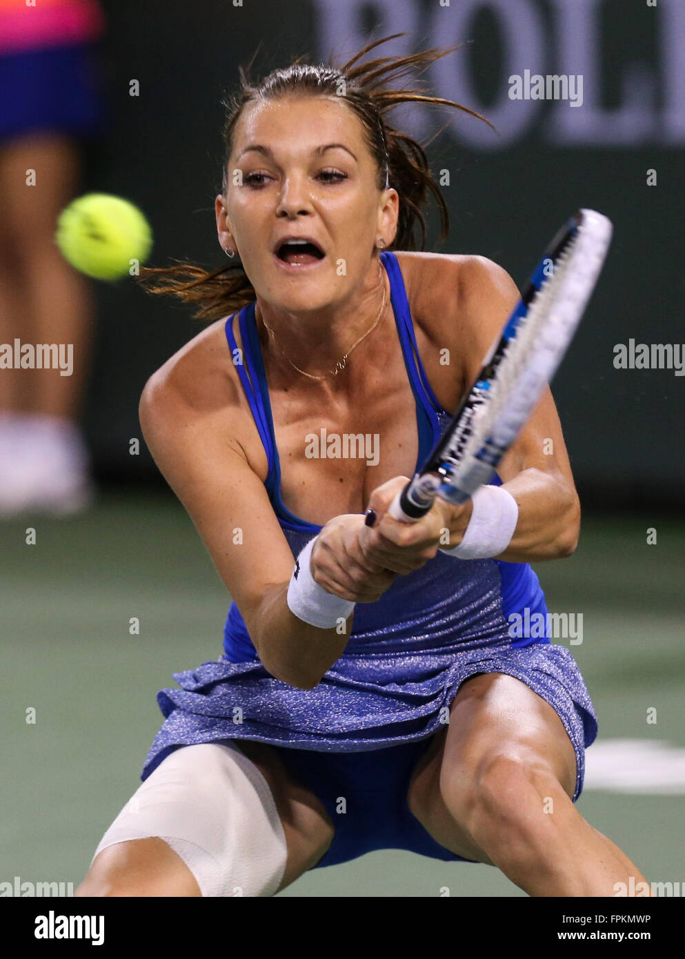 Indian Wells, en Californie, aux Etats-Unis. 18 Mar, 2016. Agnieszka Radwanska de Pologne renvoie la balle à Serena Williams, de l'au cours de la demi-finale des célibataires femmes du tournoi de tennis BNP Paribas Open à Indian Wells, en Californie, aux États-Unis, le 18 mars 2016. Williams a gagné 2-0. © Zhao Hanrong/Xinhua/Alamy Live News Banque D'Images