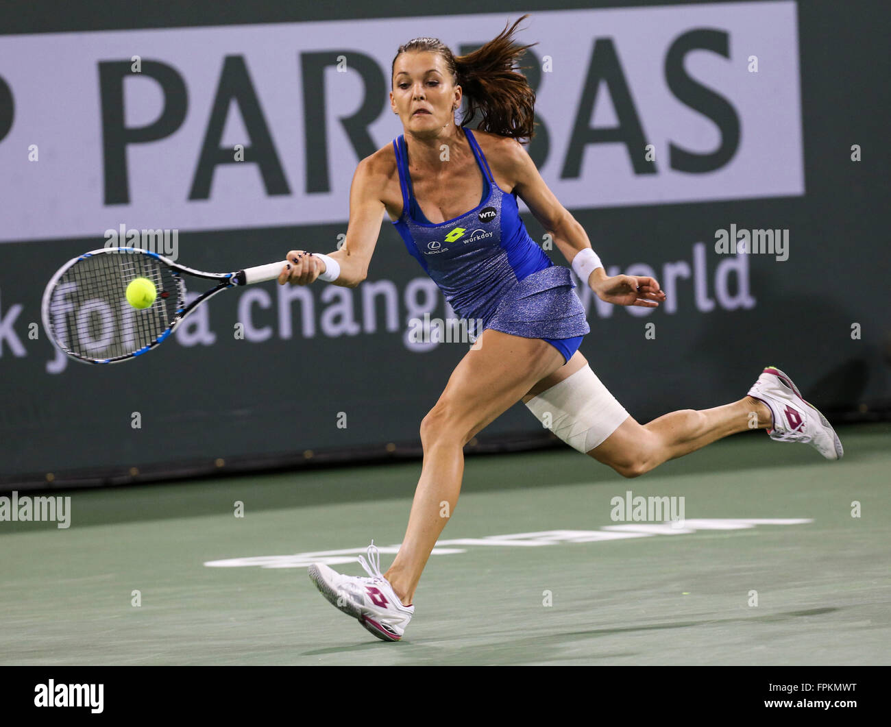 Indian Wells, en Californie, aux Etats-Unis. 18 Mar, 2016. Agnieszka Radwanska de Pologne renvoie la balle à Serena Williams, de l'au cours de la demi-finale des célibataires femmes du tournoi de tennis BNP Paribas Open à Indian Wells, en Californie, aux États-Unis, le 18 mars 2016. Williams a gagné 2-0. © Zhao Hanrong/Xinhua/Alamy Live News Banque D'Images