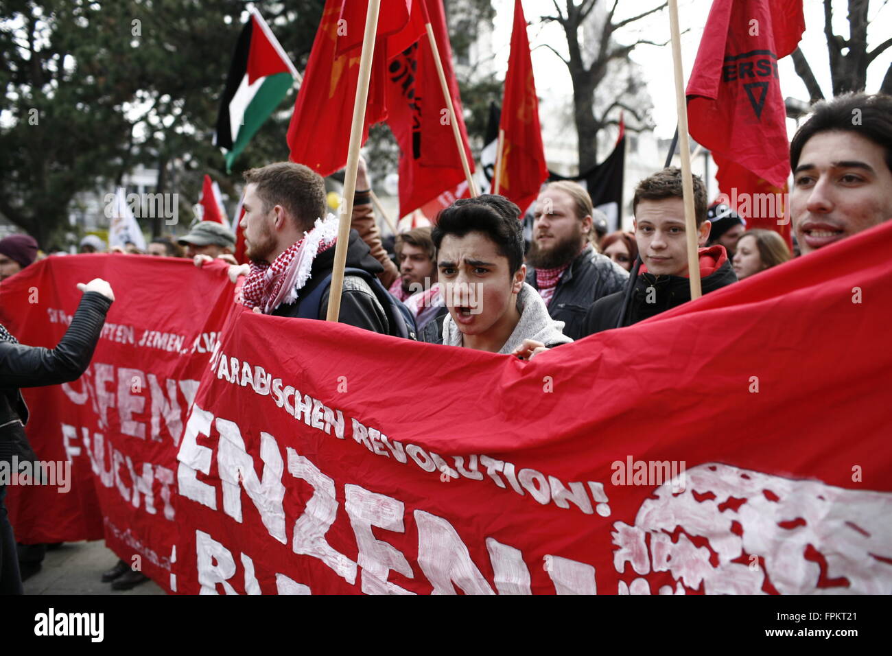 Vienne, Autriche. 19 mars, 2016. Les manifestants de participer à un 'Bienvenue' réfugiés mars dans la capitale de l'Autriche dans le cadre d'une journée internationale d'action demandé par la Grèce, où près de 45 000 migrants sont actuellement emprisonnés à la suite de la fermeture de la frontière. Greek-Macedonian A Vienne pour mois a servi de point de transit clé pour les réfugiés en provenance du Moyen-Orient et d'ailleurs à la recherche d'asile en Allemagne. Crédit : David Cliff/Alamy Live News Banque D'Images