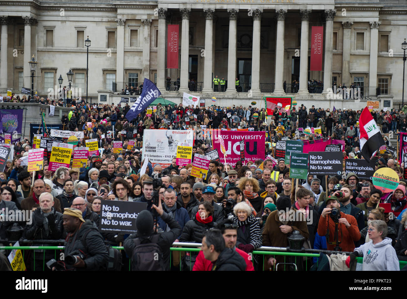 Londres, Royaume-Uni. 19 mars, 2016. Stand Up au racisme manifestation nationale London 19 mars 216. Des milliers de manifestants dans le centre de Londres de s'élever contre le racisme. D'abord la Grande-Bretagne ont tenu leur propre démonstration à l'Eros statue à Picadilly. Les deux ensembles de partisans étaient séparées par une ligne de police. Credit : Alan West/Alamy Live News Banque D'Images