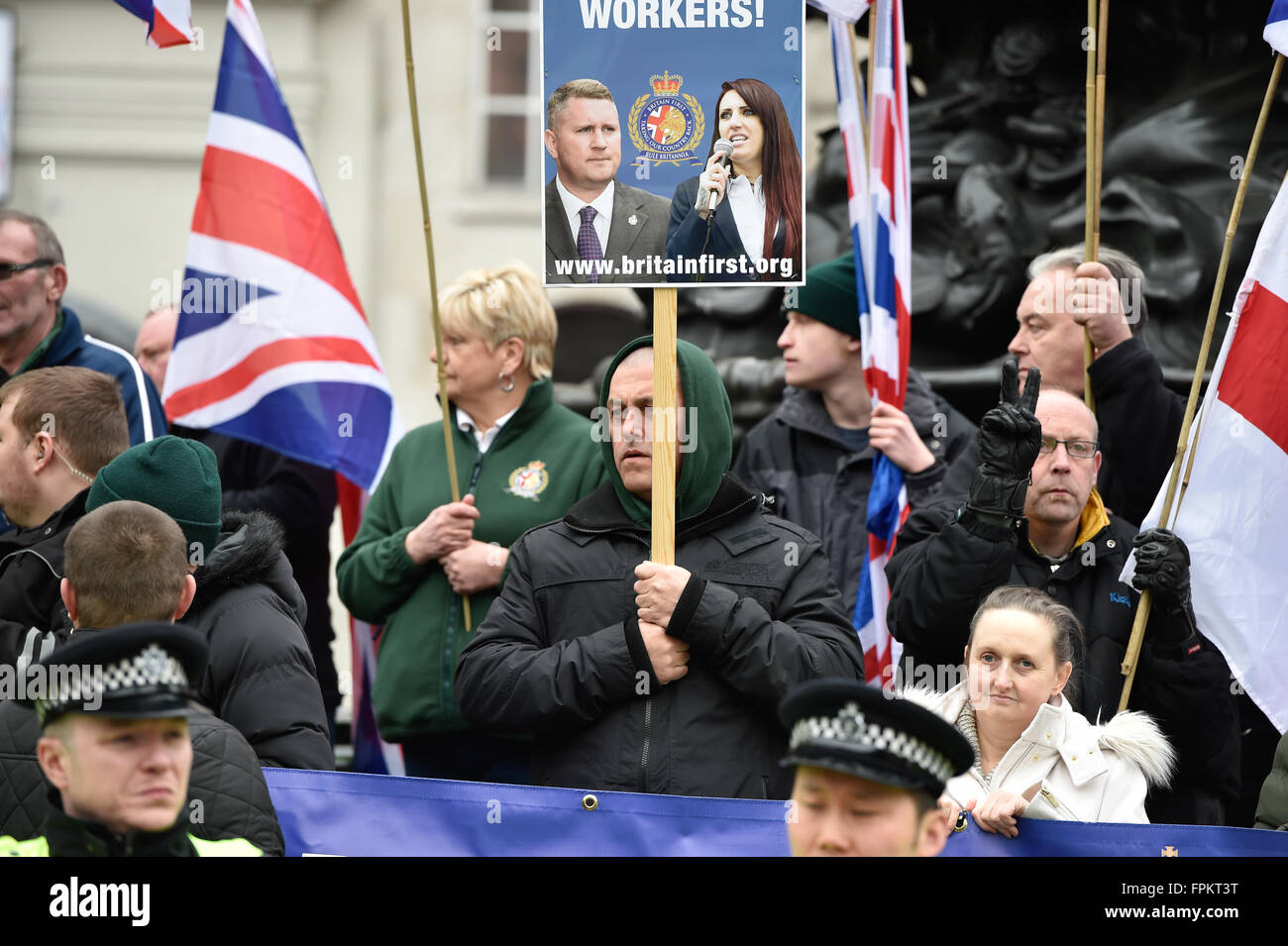 Londres, Royaume-Uni. 19 mars, 2016. Stand Up au racisme manifestation nationale London 19 mars 216. Des milliers de manifestants dans le centre de Londres de s'élever contre le racisme. D'abord la Grande-Bretagne ont tenu leur propre démonstration à l'Eros statue à Picadilly. Les deux ensembles de partisans étaient séparées par une ligne de police. Credit : Alan West/Alamy Live News Banque D'Images