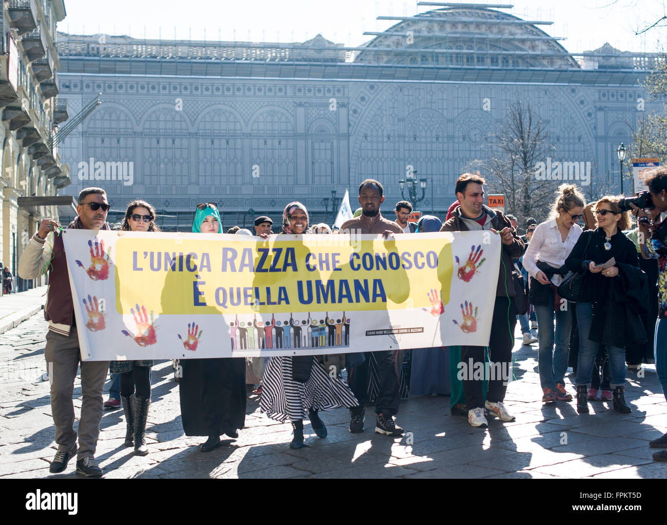 Turin, Italie. 19 mar 2016 : des manifestants lors de la manifestation contre le racisme lors de la prochaine Journée internationale pour l'élimination de la discrimination raciale (21 mars). Credit : Nicolò Campo/Alamy Live News Banque D'Images
