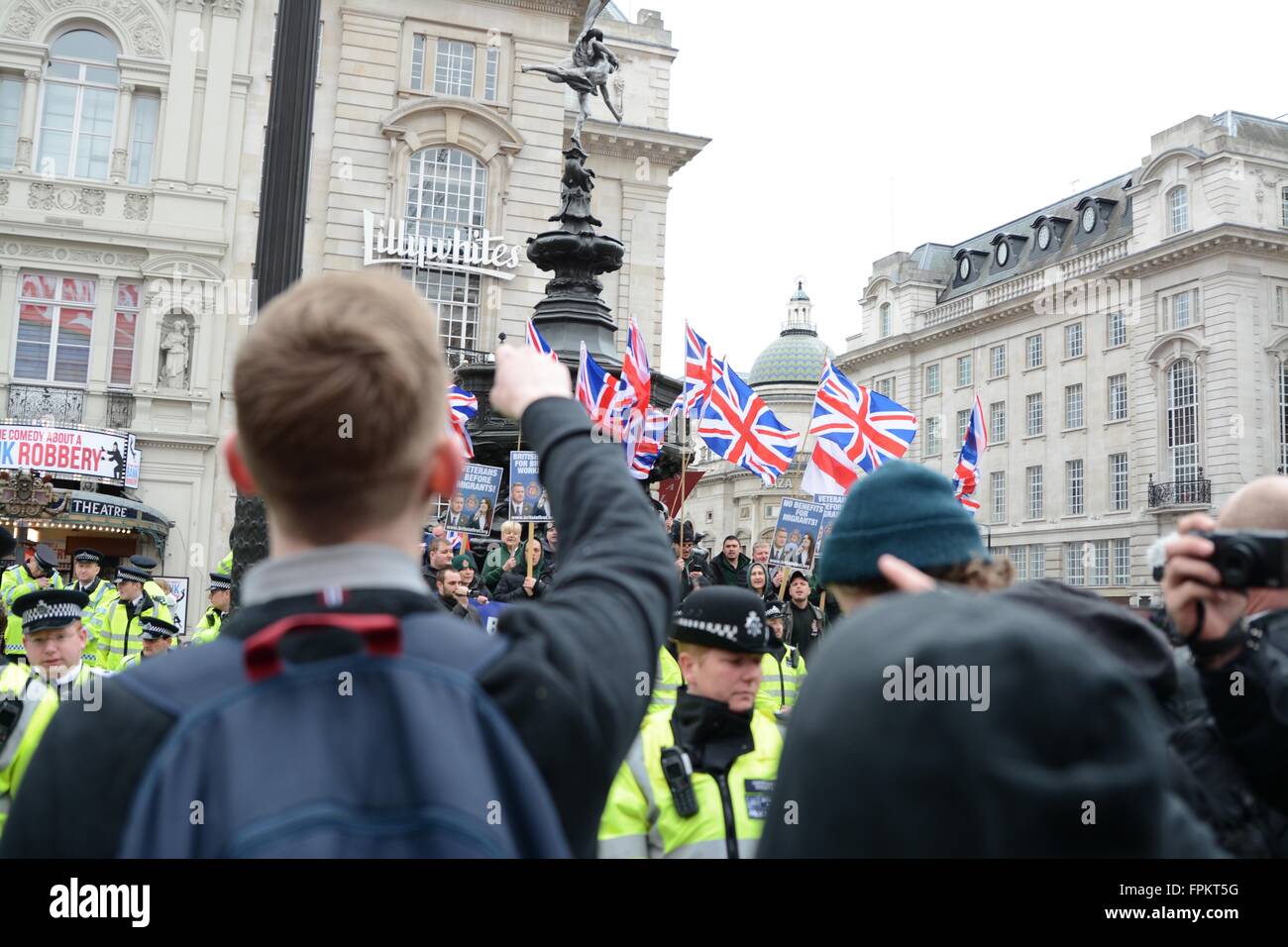 Londres, Royaume-Uni. 19 mars 2016. Pro et anti-réfugiés protestataires face à Leicester Square. Crédit : Marc Ward/Alamy Live News Banque D'Images