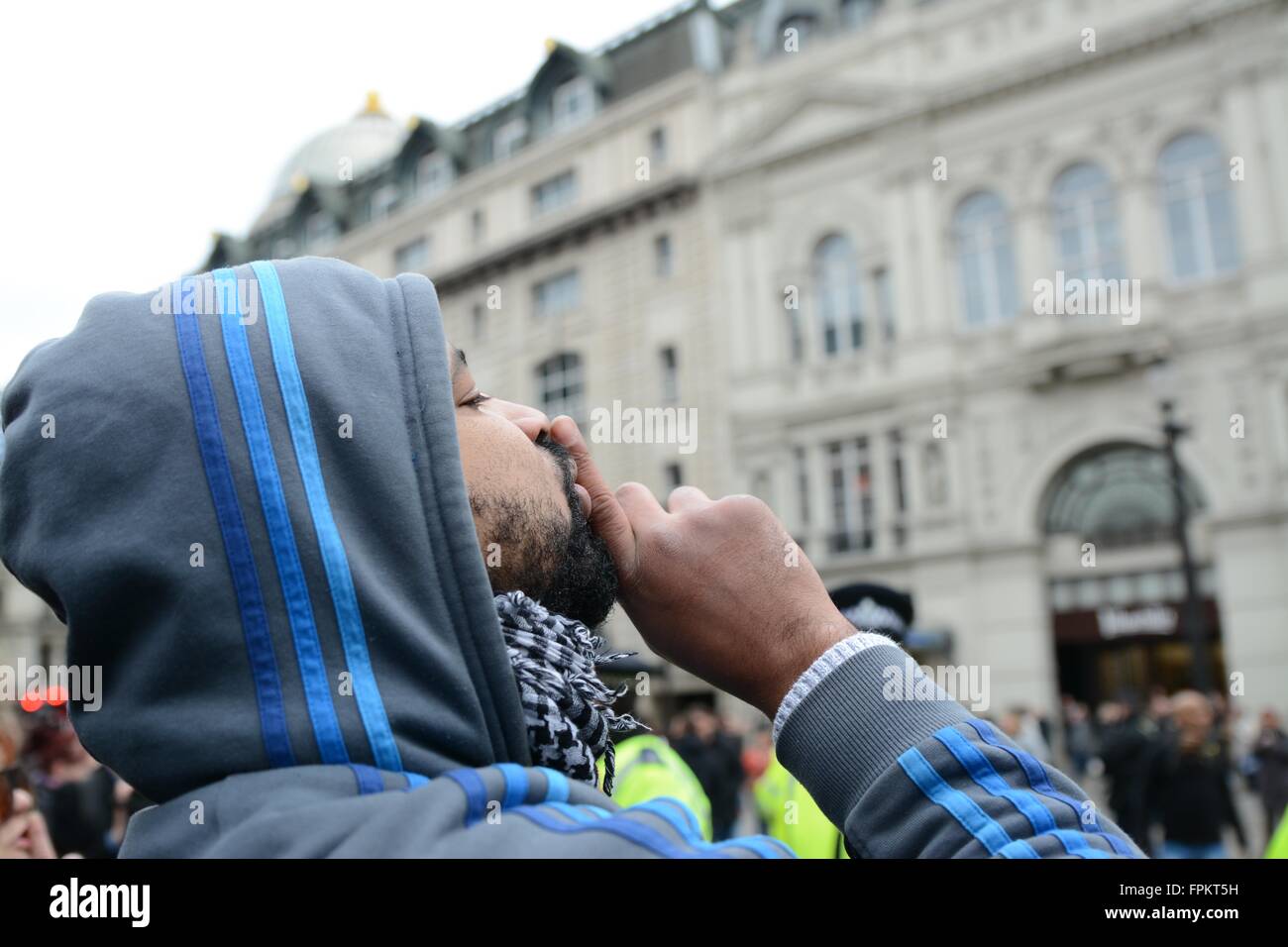 Londres, Royaume-Uni. 19 mars 2016. Gestes manifestant de la fermer vers le manifestants anti-réfugiés. Crédit : Marc Ward/Alamy Live News Banque D'Images