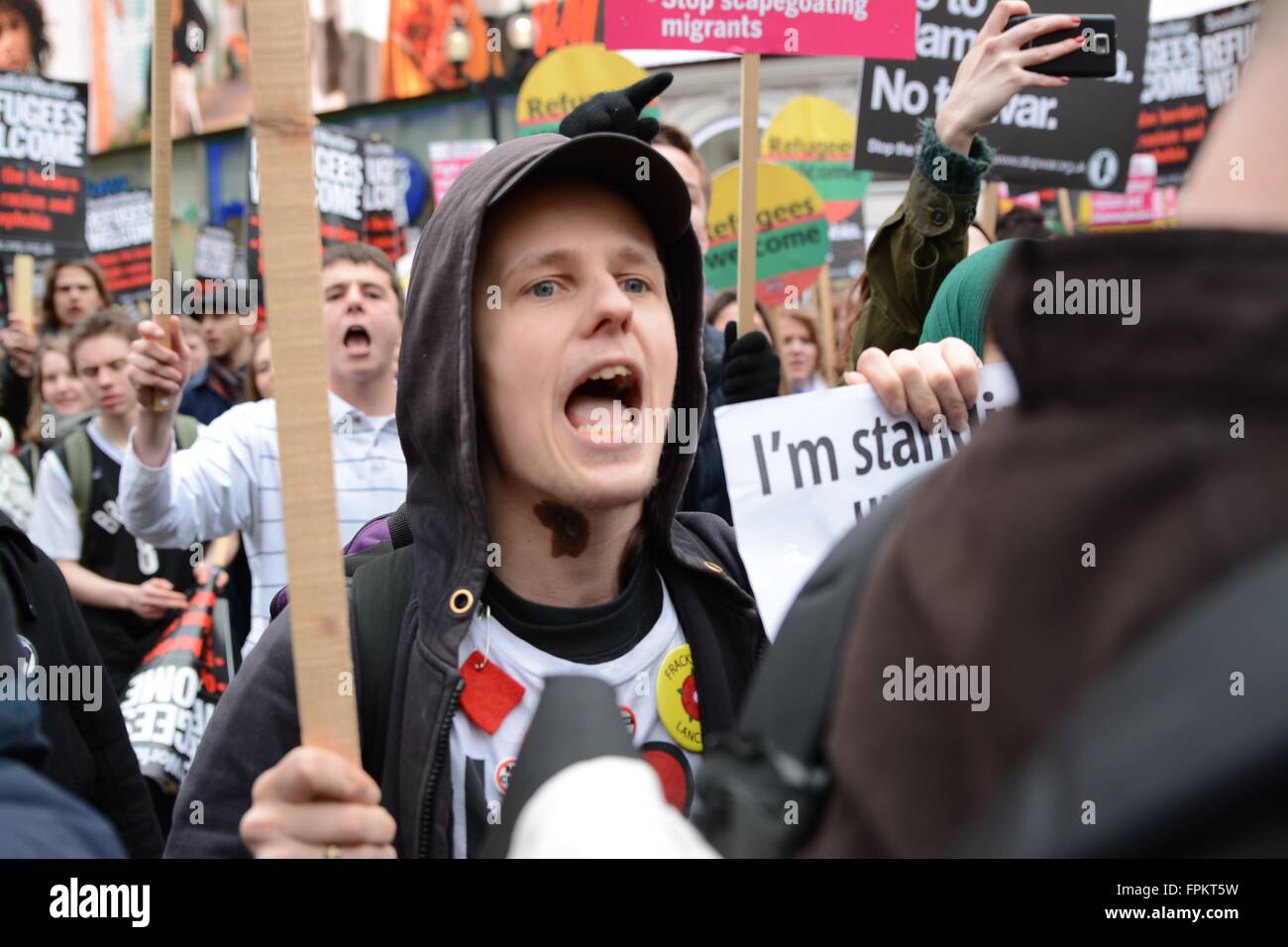 Londres, Royaume-Uni. 19 mars 2016. Les manifestants pro vers le chant des manifestants anti-réfugiés. Crédit : Marc Ward/Alamy Live News Banque D'Images