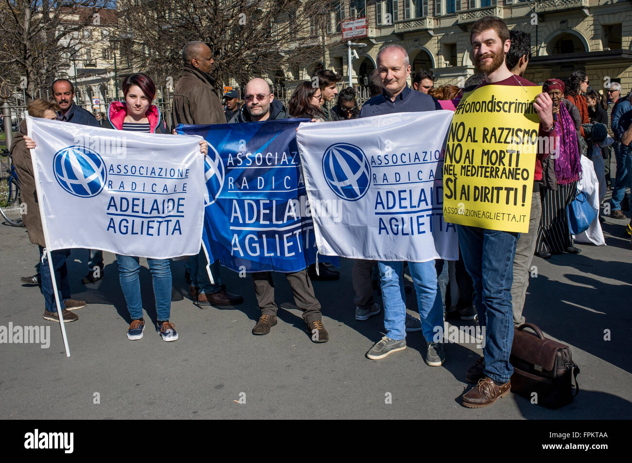 Turin, Italie. 19 mar 2016 : des manifestants lors de la manifestation contre le racisme lors de la prochaine Journée internationale pour l'élimination de la discrimination raciale (21 mars). Credit : Nicolò Campo/Alamy Live News Banque D'Images