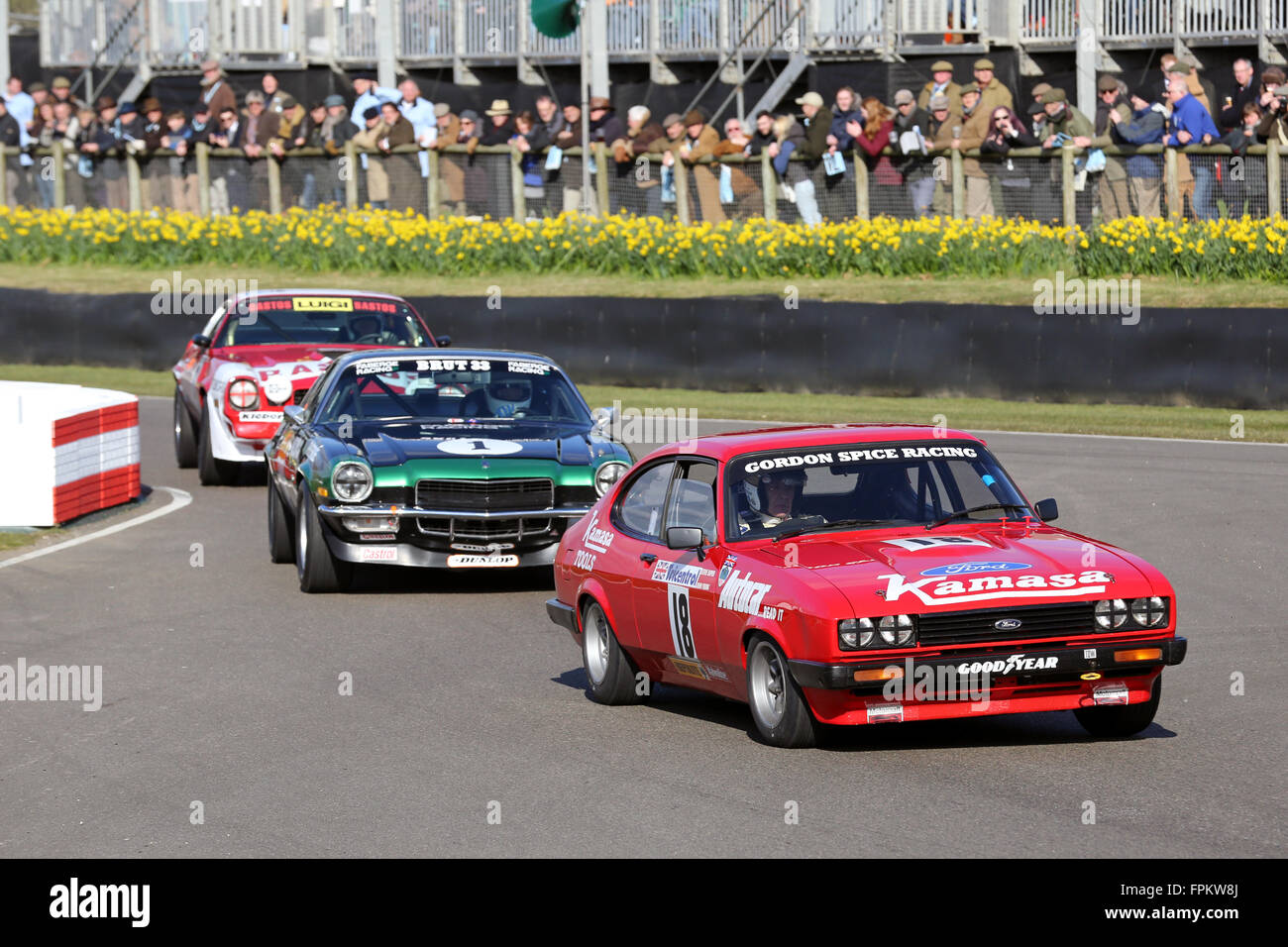 Chichester, UK. 19 mars, 2016. Goodwood 74e Assemblée générale des membres, ChichesterFord Capri III 3.0S (rouge) et Camara Chevrolet Z28 (vert) en action au cours de la Gerry Marshall Trophy Crédit : Oliver Dixon/Alamy Live News Banque D'Images