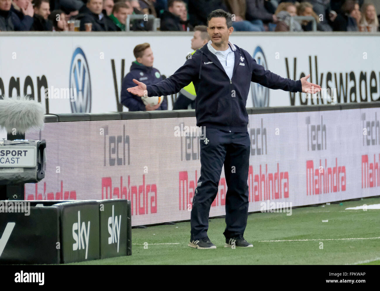 Wolfsburg, Allemagne. Mar 19, 2016. L'entraîneur de Darmstadt Dirk Schuster au cours de la Bundesliga match de foot entre VfL Wolfsburg et SV Darmstadt 98 à l'aréna de Volkswagen à Wolfsburg, Allemagne, 19 mars 2016. Le jeu se termine 1:1. PHOTO : PETER STEFFEN/dpa (EMBARGO SUR LES CONDITIONS - ATTENTION : En raison de l'accréditation, le LDF guidlines n'autorise la publication et l'utilisation de jusqu'à 15 photos par correspondance sur internet et dans les médias en ligne pendant le match.) © dpa/Alamy Live News Banque D'Images