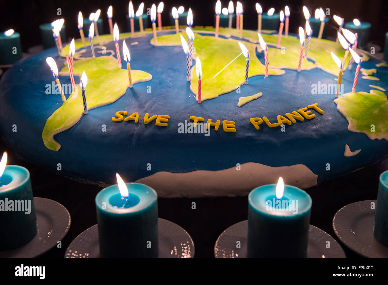 Doha Qatar Mar 19 16 Des Bougies Sont Allumees Sur Un Gateau En Forme De La Terre Comme Un Signal De La Campagne L Heure De La Terre Dans Un Hotel A Doha