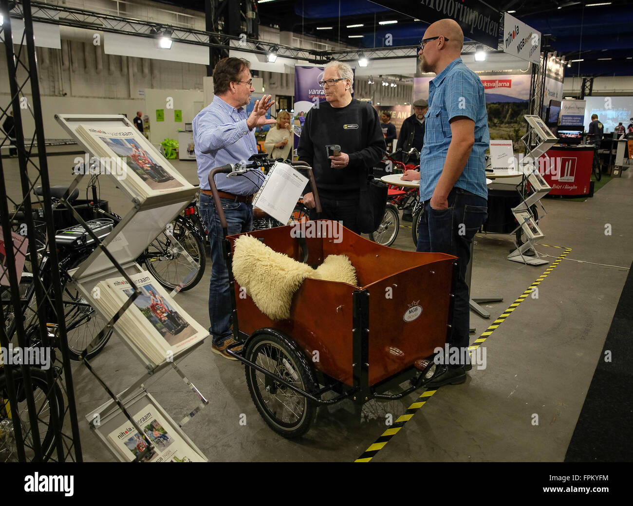 Stockholm, Suède. Mar 19, 2016. Les gens d'examiner les derniers vélos-cargos à la Suède Bike Expo à Stockholm, capitale de la Suède, le 19 mars 2016. Les vélos-cargos sont très populaires pour de nombreuses familles suédoises qui les utilisent plutôt que des voitures pour le transport local et ont été bien représenté à l'Expo. © Rob Schoenbaum/Xinhua/Alamy Live News Banque D'Images