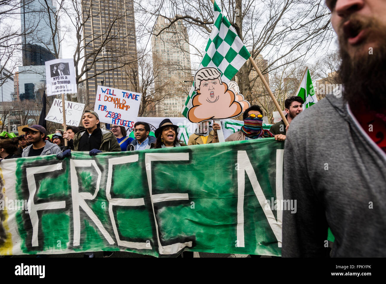 New York, USA. 19 mars, 2016. Quelques milliers de militants se sont réunis à l'extérieur hôtel Trump International, à Columbus Circle, puis passés devant la résidence Trump sur Central Park South et à Trump Tower, pour protester contre le candidat présidentiel républicain Donald Trump' sur l'immigration, la plate-forme de questions touchant les femmes, les musulmans, les Mexicains, etc. l'événement a été organisé sur Facebook par un groupe appelé antifascistes cosmopolite et soutenu par divers groupes de défense des droits des immigrés et d'autres militants. Credit : Stacy Walsh Rosenstock/Alamy Live News Banque D'Images