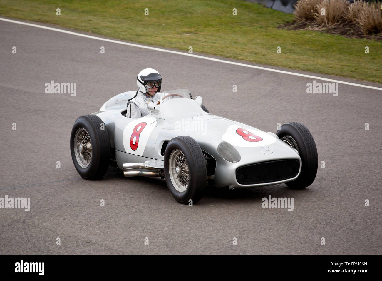 Chichester, UK. Mar 19, 2016. Mika Häkkinen Mercedes dans la flèche d'argent Credit : Oliver Dixon/Alamy Live News Banque D'Images