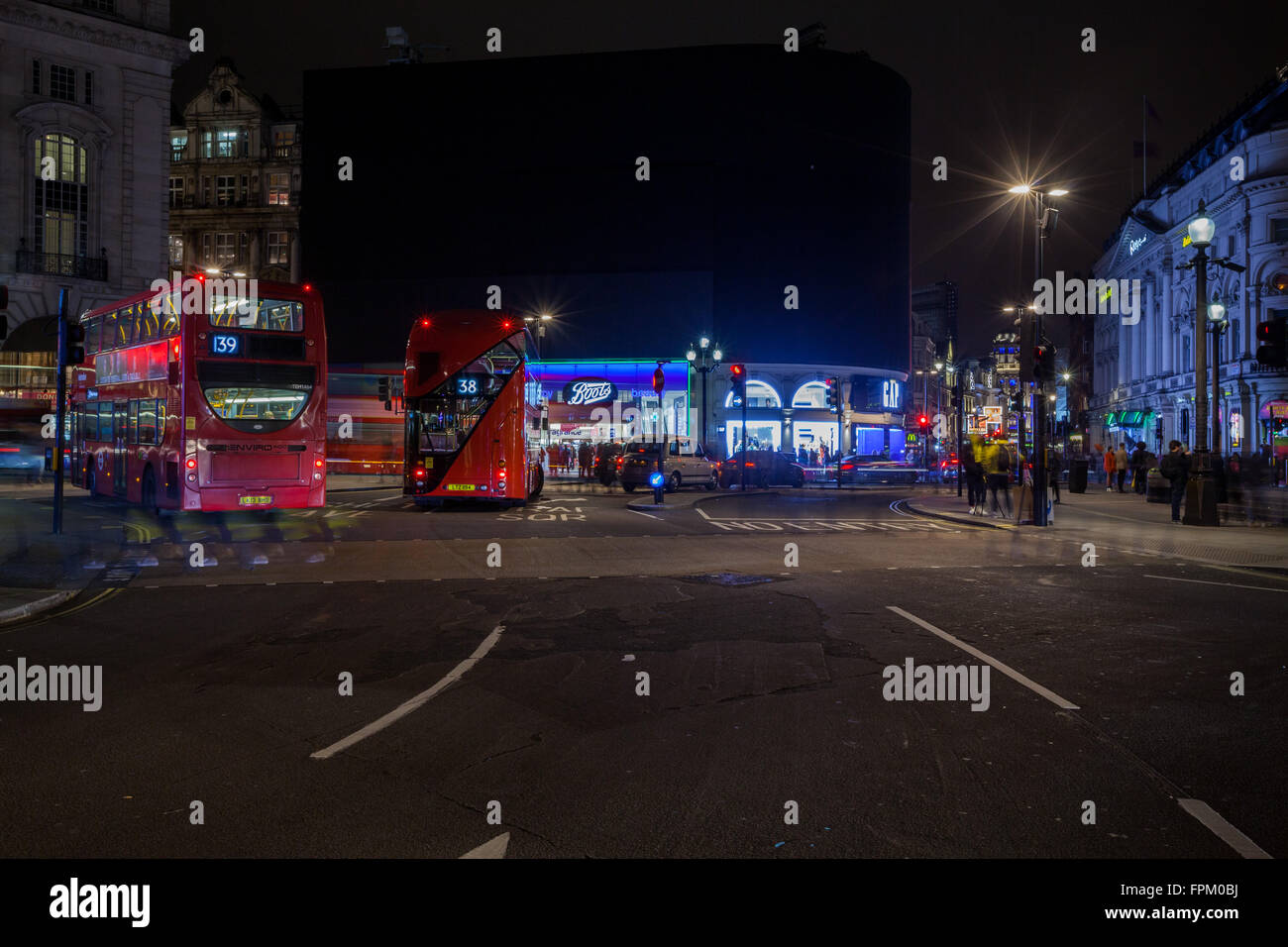 Londres, Royaume-Uni. Mar 19, 2016. Ce samedi 19 mars à 20h30, pour l'heure de la Terre, la lumière s'éteint pendant 1 heure dans certains des plus célèbre place de Londres, y compris Piccadilly Circus et son mur de la publicité. Credit : Remi Salva/Alamy Live News Banque D'Images