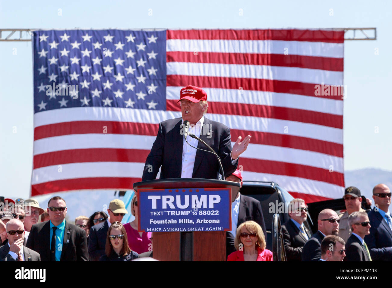 Fountain Hills, Arizona, USA. 19 mars, 2016. Donald Trump parle lors d'un rassemblement électoral à Fountain Park. M. Trump est en tête dans les sondages pour les primaires de l'Arizona élection qui aura lieu le mardi. Crédit : Jennifer Mack/Alamy Live News Banque D'Images