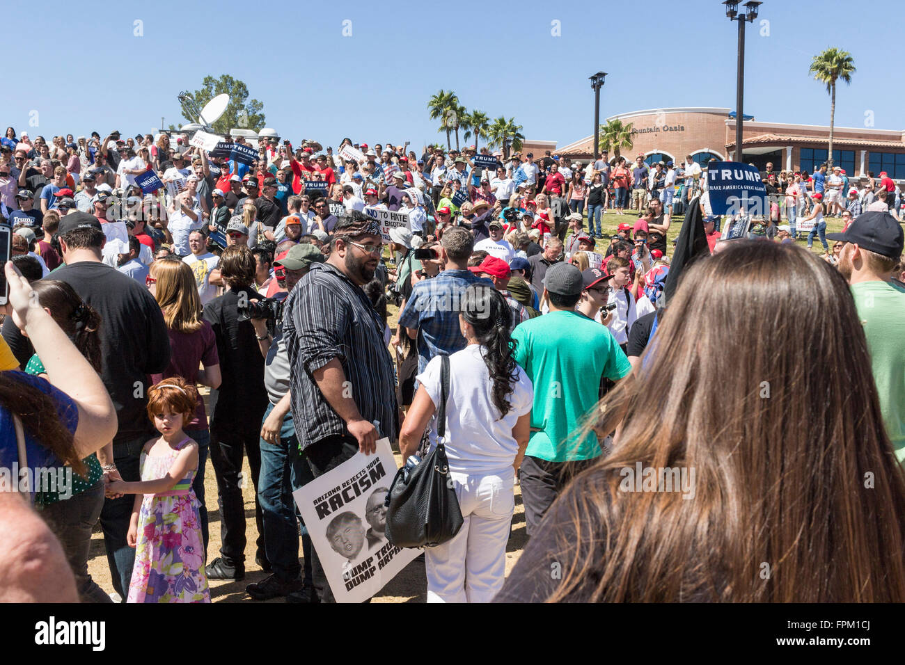 Fountain Hills, Arizona, USA. 19 mars, 2016. Les grandes foules et des groupes de manifestants se sont réunis pour un rassemblement électoral Donald Trump à Fountain Park. Les protestataires ont été en mesure de bloquer les routes menant à l'événement. Plusieurs ont été arrêtés. Crédit : Jennifer Mack/Alamy Live News Banque D'Images