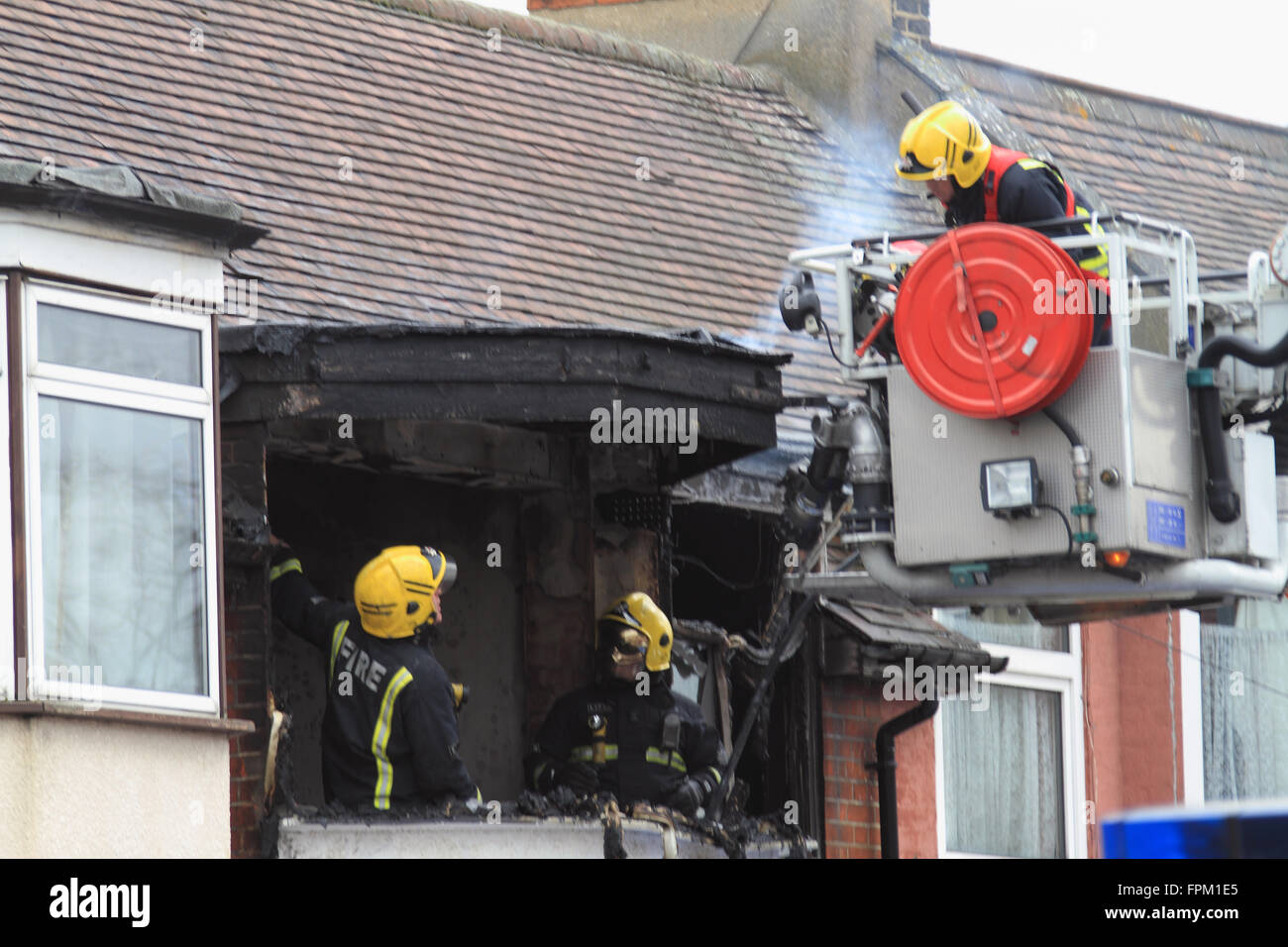 Samedi 19/03/16 quatre camions de pompiers et une plate-forme de hauteur, autour de 20 pompiers attaquée à un incendie dans une maison sur la route de Woodhouse dans sept rois Ilford., l'incendie a endommagé le premier étage de l'étage de la propriété. Services policiers et ambulanciers ont également assisté à la scène. Banque D'Images