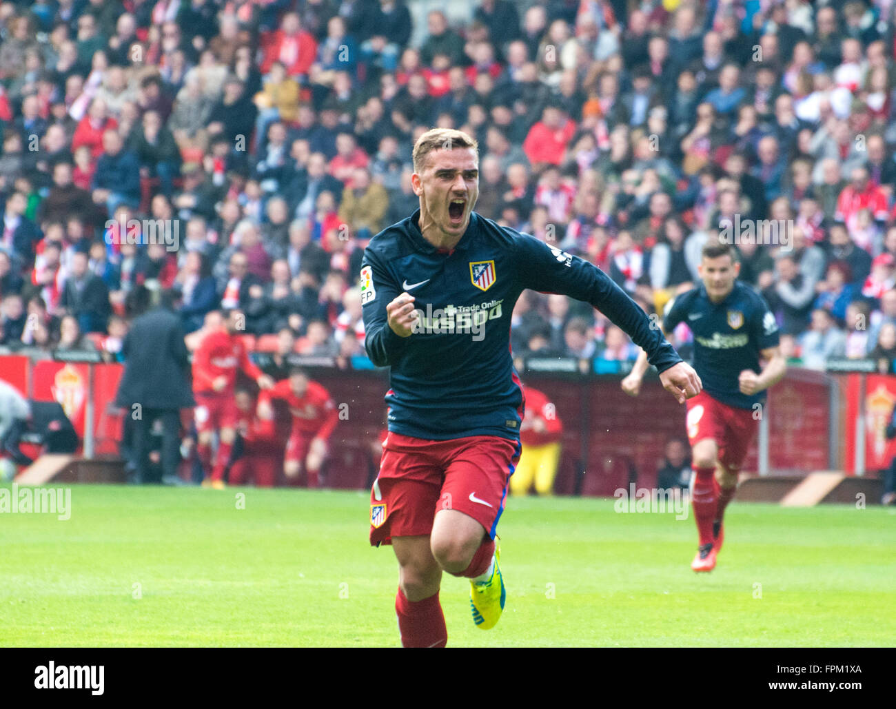 Gijon, Espagne. 19 mars, 2016. Antoine Griezmann (Atletico de Madrid) célèbre son but au cours de match de football de l'espagnol "La Liga" entre Real Sporting de Gijón et de l'Atlético de Madrid au Stade Molinon le 19 janvier 2016 à Gijon, Espagne. Crédit : David Gato/Alamy Live News Banque D'Images