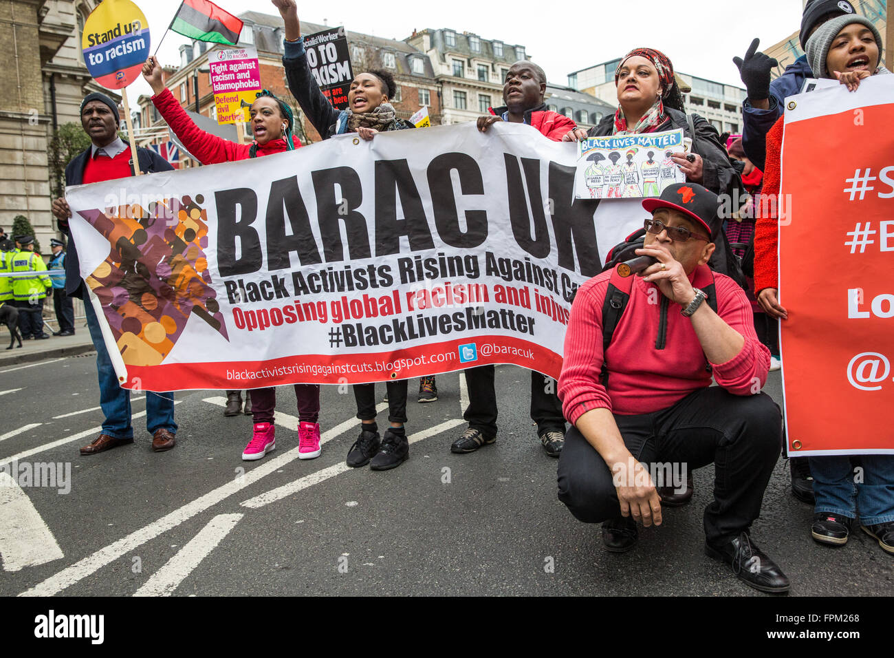 Londres, Royaume-Uni. 19 mars, 2016. Lee avec Jasper des militants de BARAC UK sur le stand jusqu'à mars de l'ONU sur le racisme Journée de lutte contre le racisme. Credit : Mark Kerrison/Alamy Live News Banque D'Images