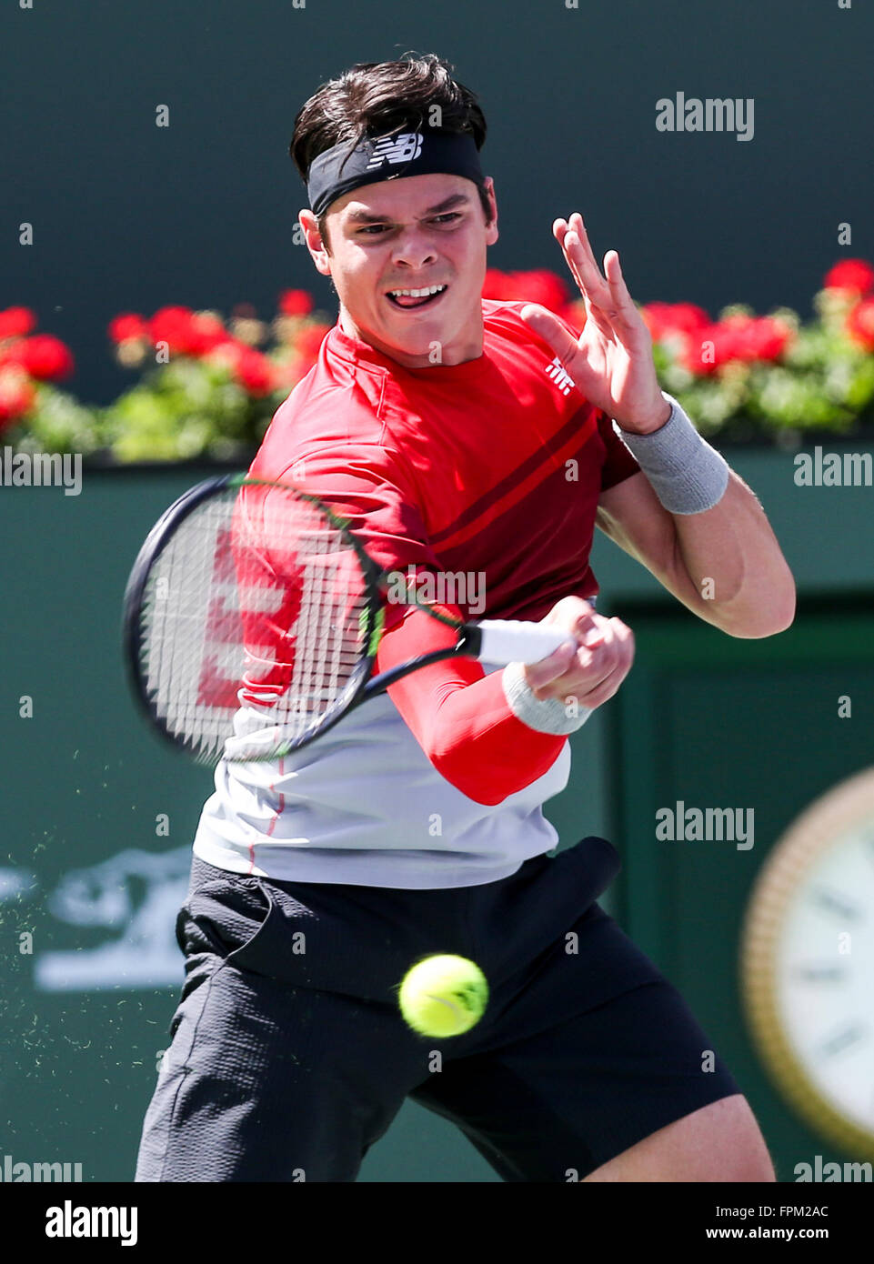 Indian Wells, en Californie, aux Etats-Unis. Mar 19, 2016. Milos Raonic du Canada renvoie la balle au cours de la demi-finale des célibataires hommes contre David Goffin de Belgique au tournoi de tennis BNP Paribas Open à Indian Wells, en Californie, aux États-Unis, le 19 mars 2016. Raonic a gagné 2-1. © Zhao Hanrong/Xinhua/Alamy Live News Banque D'Images
