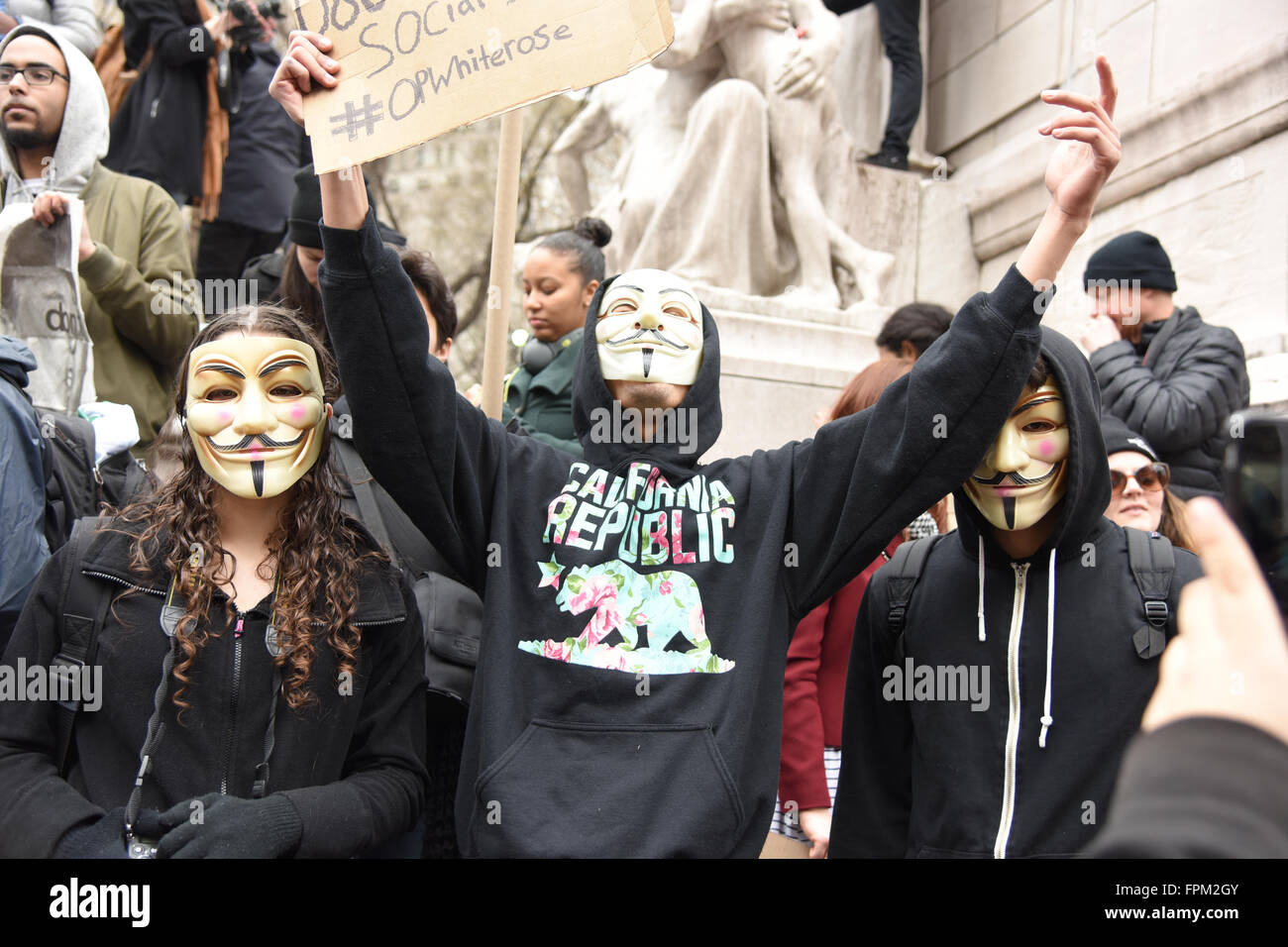 New York, États-Unis, 19 mars 2016 : les militants dans les masques de Guy Fawkes dans Columbus Circle au cours de NYC rassemblement contre front runner républicain Donald Trump Crédit : Andrew Katz/Alamy Live News Banque D'Images