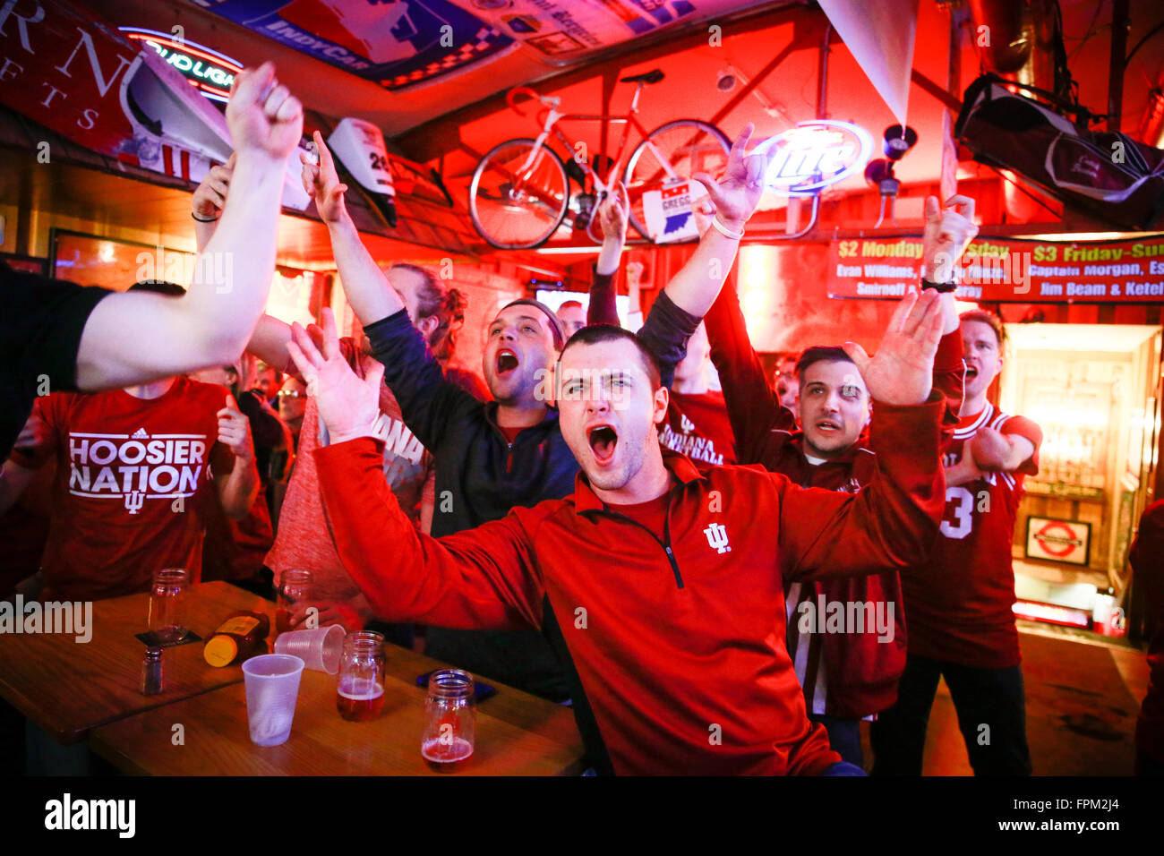 L'Université de l'Indiana, y compris des fans Trey Showalter, centre, à encourager l'anglais Nick's Hut, comme les Hoosiers battre Kentucky 73-67, Samedi, Mars 19, 2016 à Bloomington, Indiana (photo de Jeremy Hogan) Banque D'Images