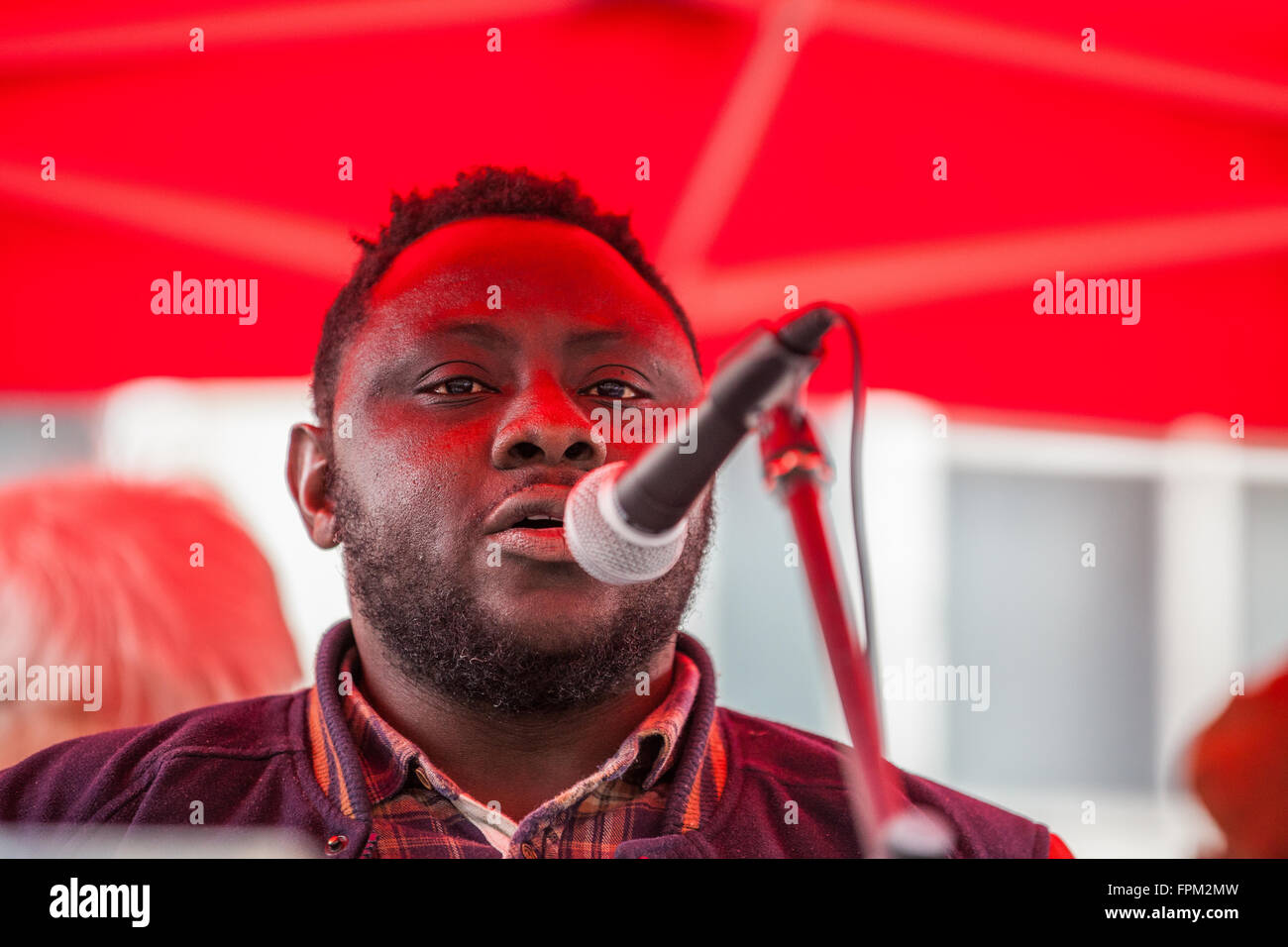 Londres, Royaume-Uni. 19 mars, 2016. Luqman Onikosi, une étudiante de l'Université du Sussex du Nigeria menacé d'expulsion, l'adresse des militants anti-racistes avant de l'Affronter le racisme de l'ONU sur Mars Journée de lutte contre le racisme. Credit : Mark Kerrison/Alamy Live News Banque D'Images