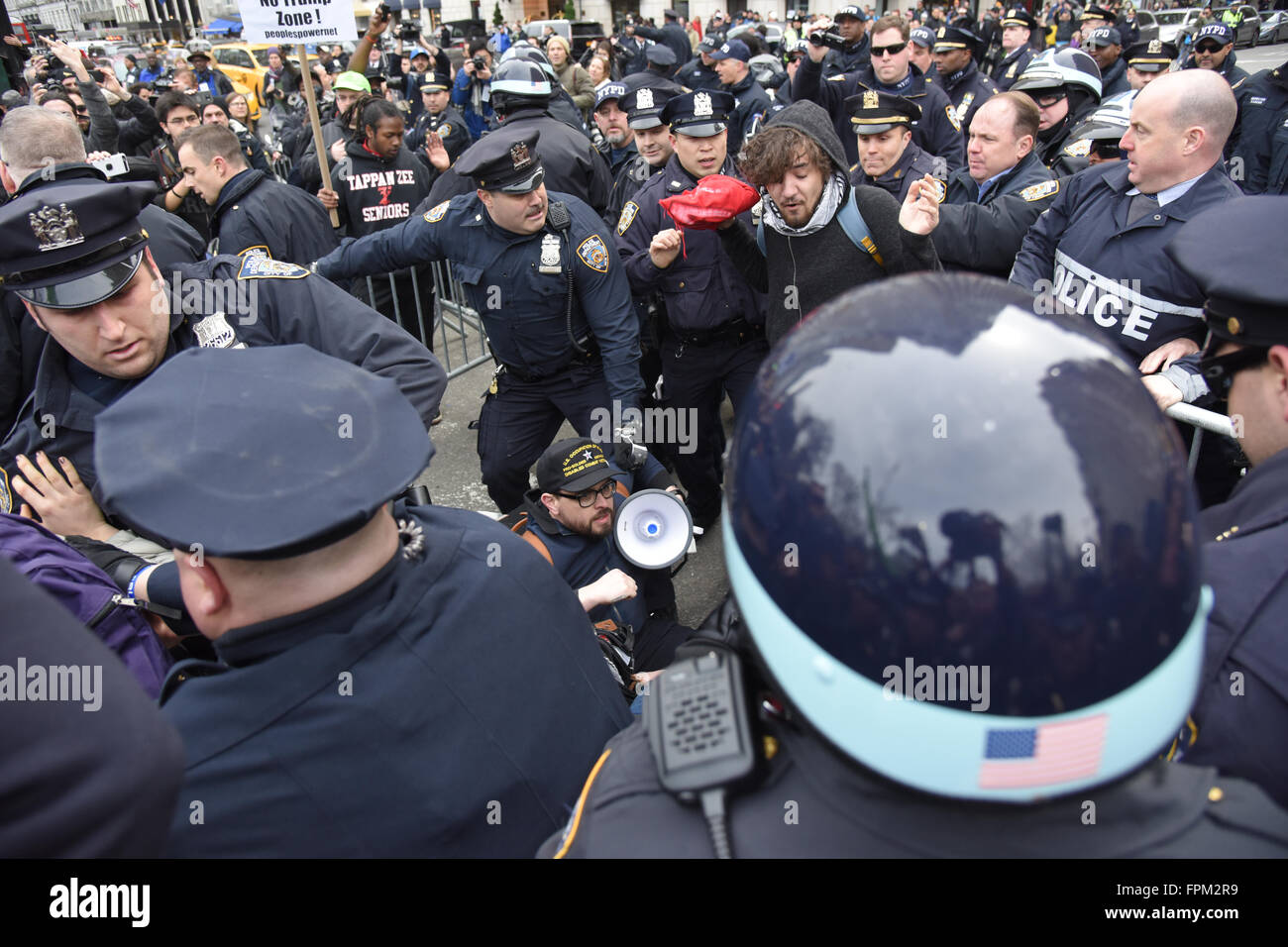 New York, États-Unis, 19 mars 2016 : les manifestants aux prises avec NYPD qui essayaient de traverser la 59e rue au cours de NYC rassemblement contre avant-garde républicaine, Donald Trump Crédit : Andrew Katz/Alamy Live News Banque D'Images