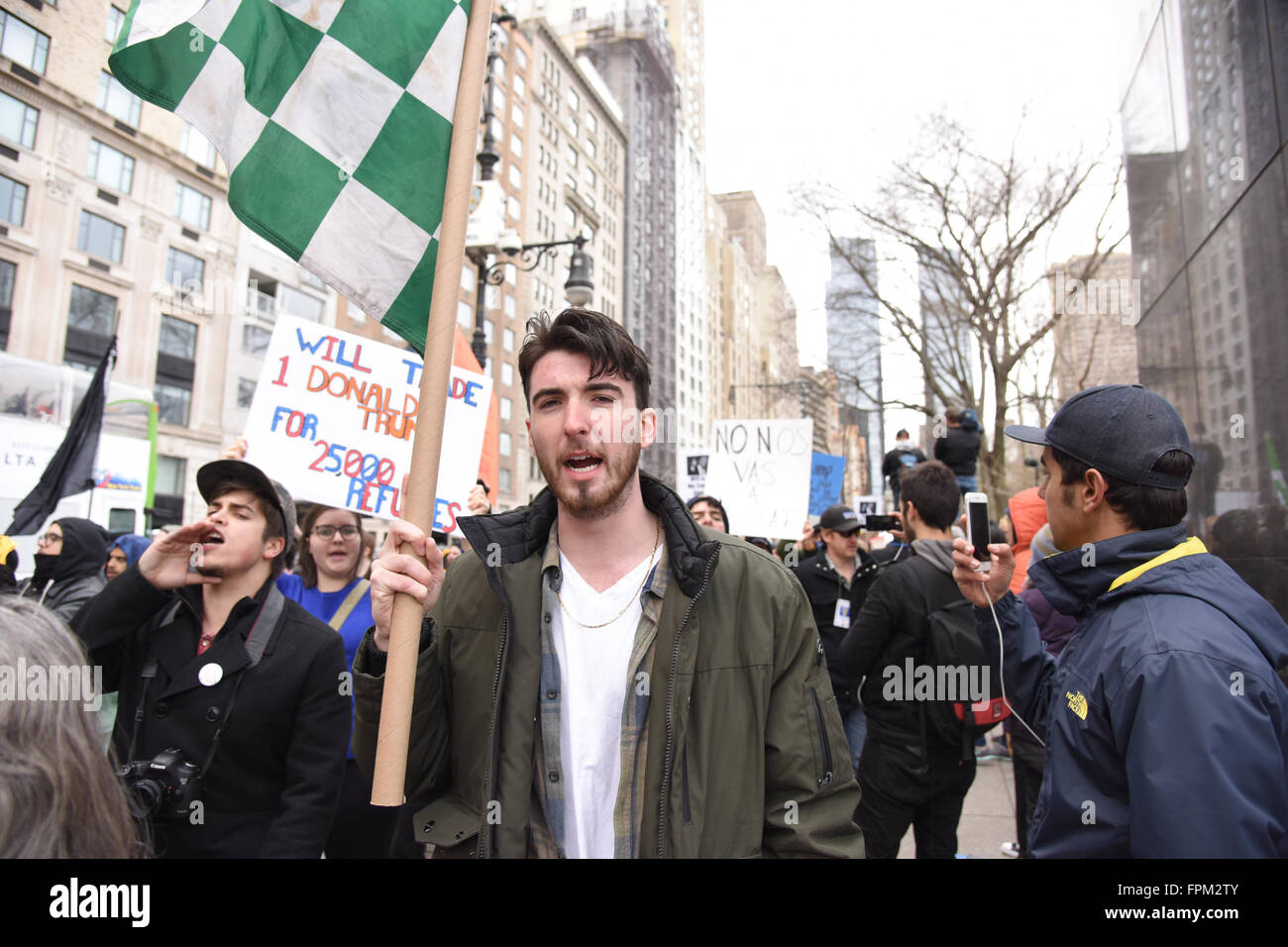 New York, États-Unis, 19 mars 2016 : les militants le long de la 59e rue au cours de NYC rassemblement contre front runner républicain Donald Trump Crédit : Andrew Katz/Alamy Live News Banque D'Images