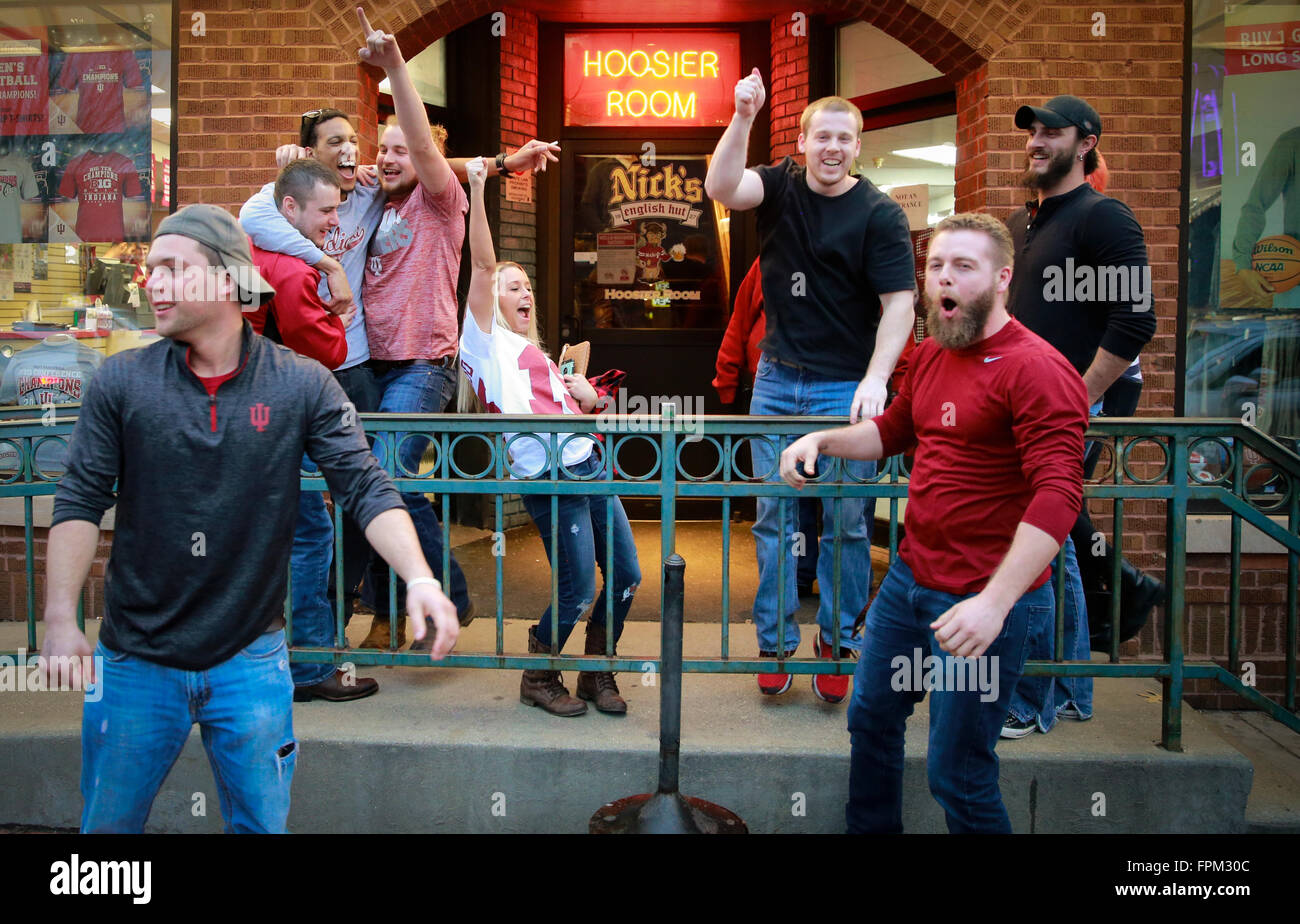 L'Université de l'Indiana fans cheer en dehors de l'anglais Nick's Hut après les Hoosiers battre Kentucky 73-67, Samedi, Mars 19, 2016 à Bloomington, Indiana (photo de Jeremy Hogan) Banque D'Images