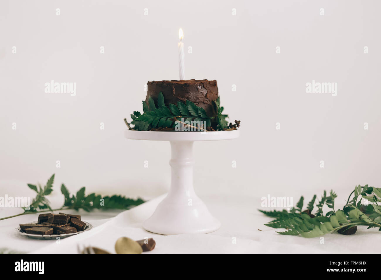 Gâteau au chocolat blanc sur le tableau Banque D'Images