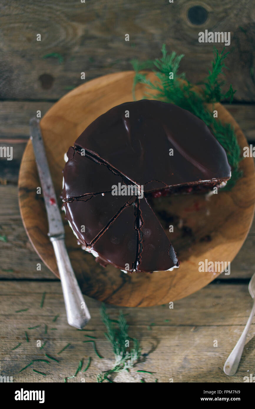 Gâteau au chocolat et cerises Banque D'Images