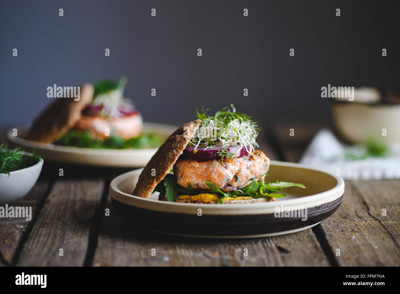 Burgers au saumon pour le déjeuner Banque D'Images