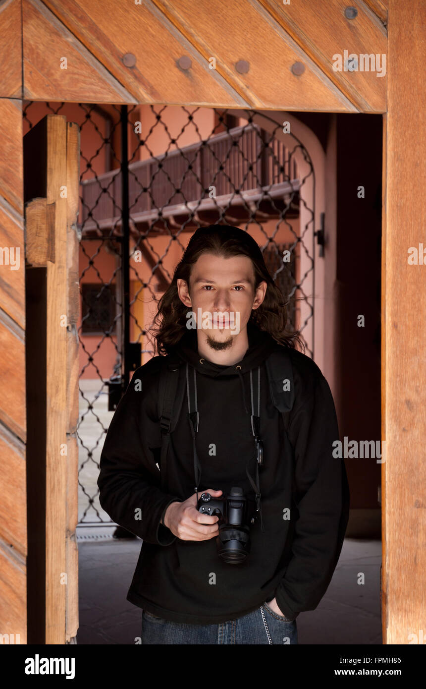 Voyage Tourisme, photographe des lieux touristiques de prendre des photos dans l'homme intérieur de la vieille ville pendant les vacances, habillé noir guy Banque D'Images