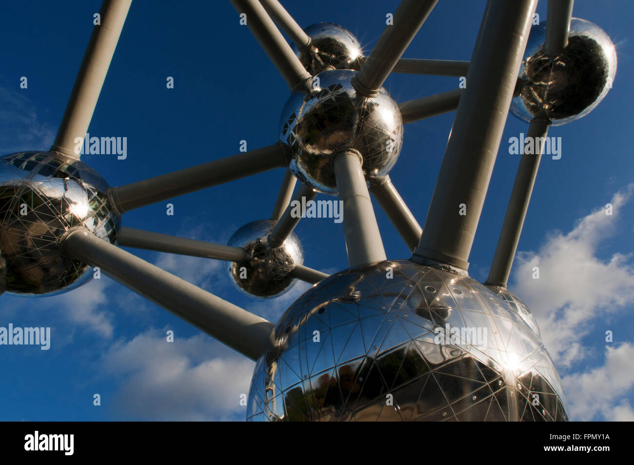 L'Atomium monument conçu par André Waterkeyn, Bruxelles, Belgique, Europe. L'Atomium, avec ses 102 mètres de haut et 2400 tonnes Banque D'Images