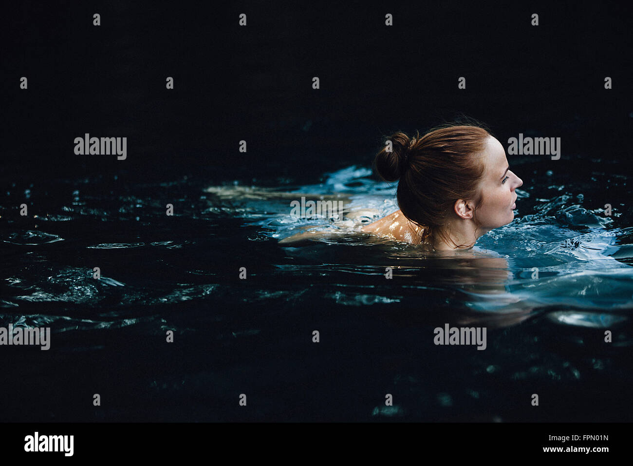 Femme la baignade dans le lac Banque D'Images