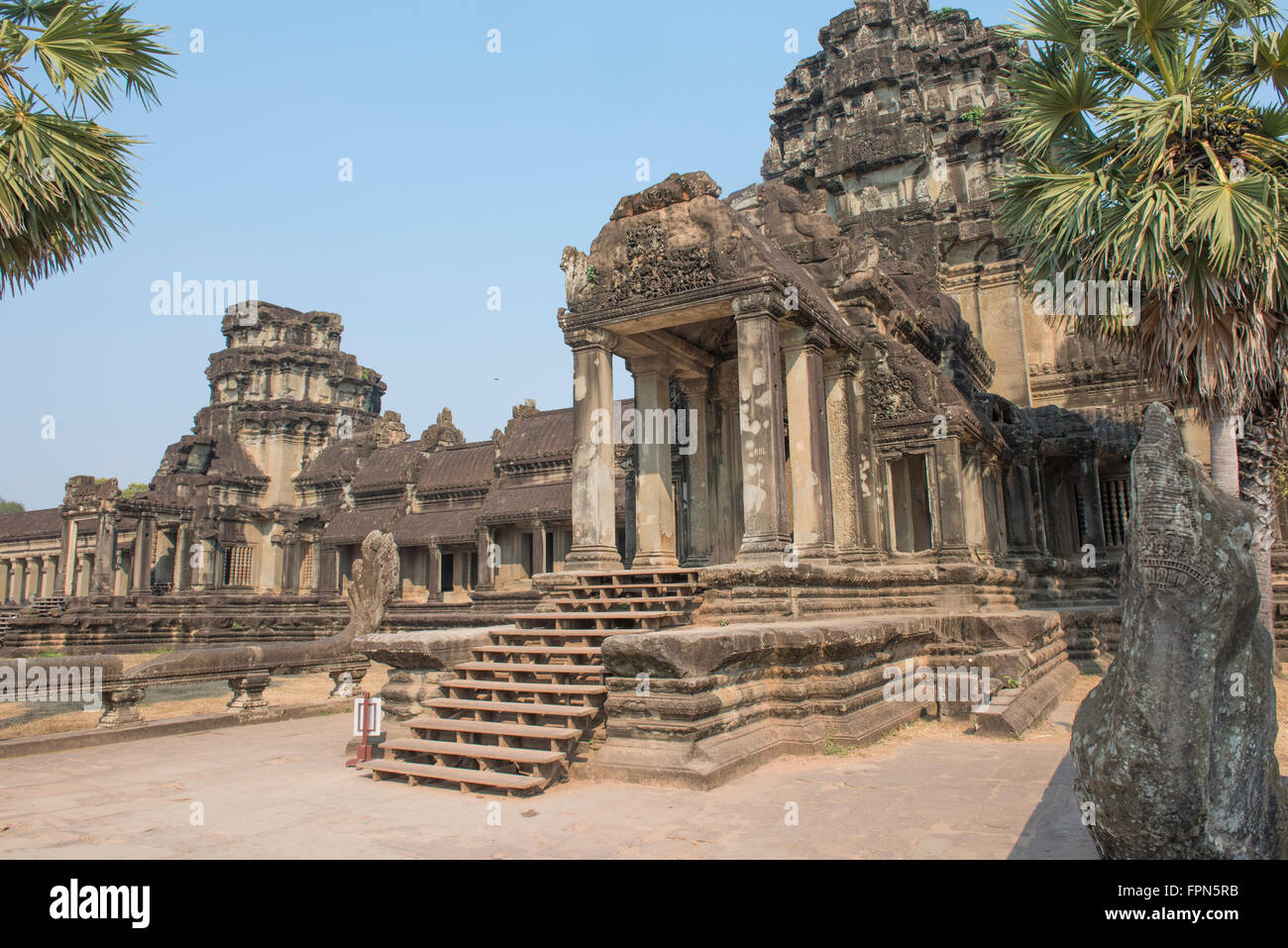 Angkhor Wat, Cambodge 12e siècle ville du temple du dieu des Rois, construit par le roi Suryavarman II, 1112-1152. Entrée principale Banque D'Images