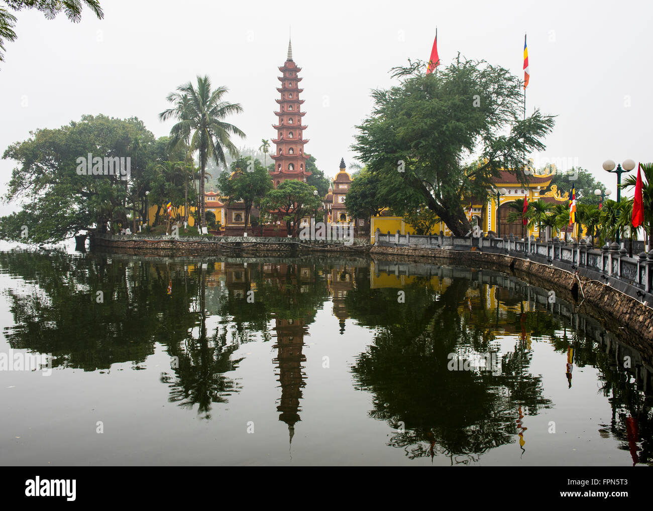 Vue de la Pagode Tran Quoc Buddist temple et à l'échelle Ho Tay Lake sur une journée Janvier brumeux, Hanoi, Vietnam. Banque D'Images