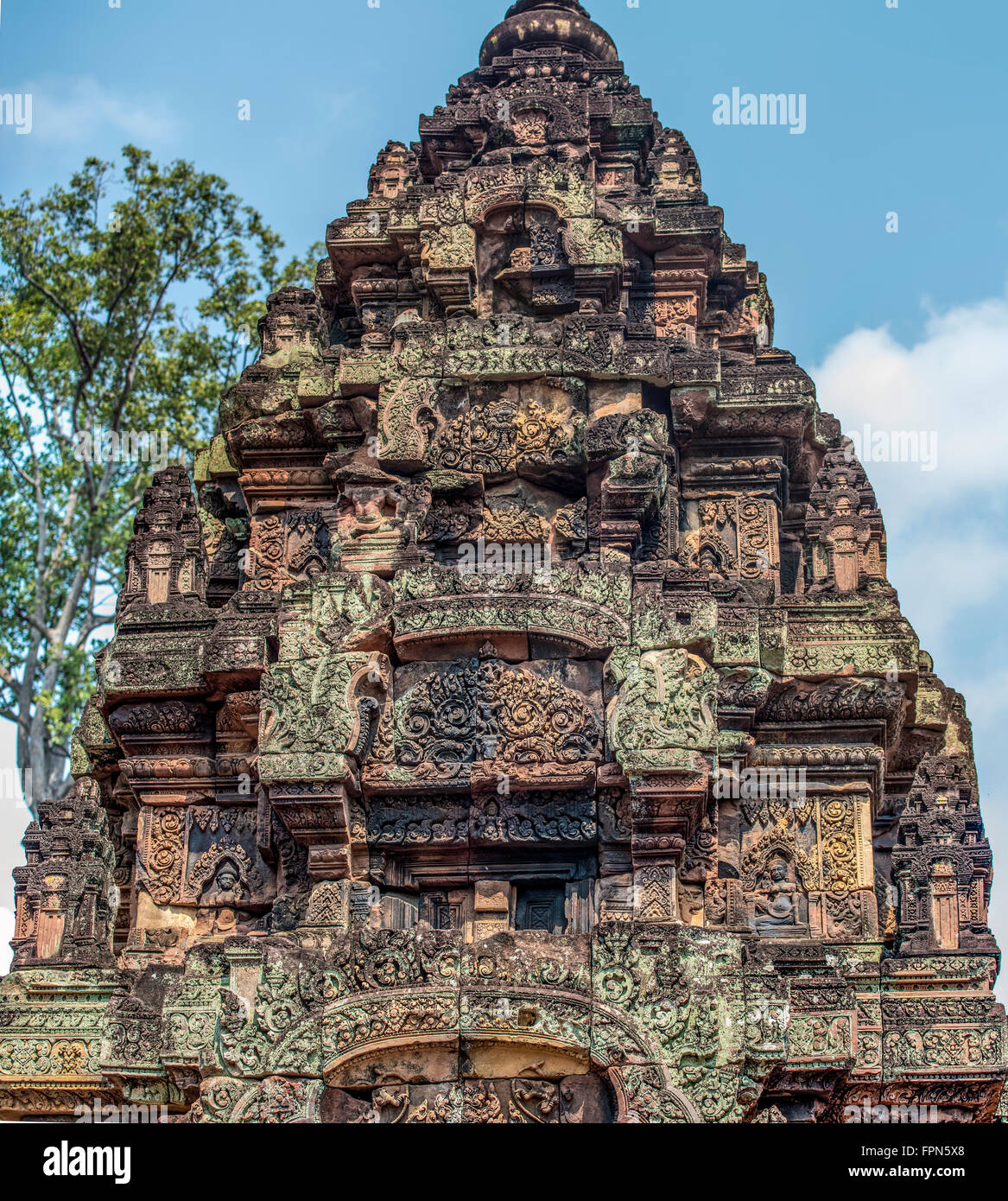Tour finement sculptés, de grès rose, la citadelle des femmes, Banteay Srei, Cambodge, AD 987 montrant vestiges de la gre Banque D'Images