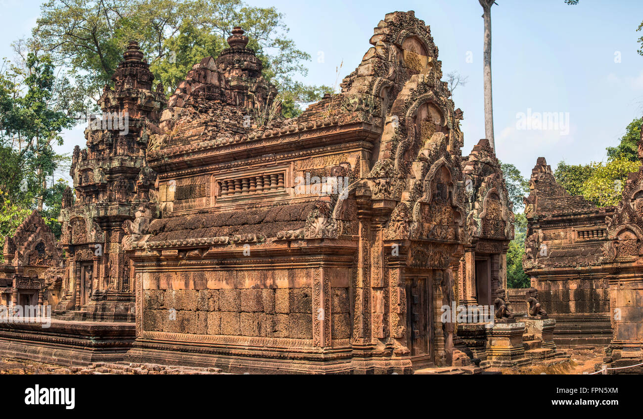 Bâtiment finement sculptés, fabriqué à partir de grès rose, au sein de la citadelle des femmes, Banteay Srei, Cambodge, AD 987 Banque D'Images