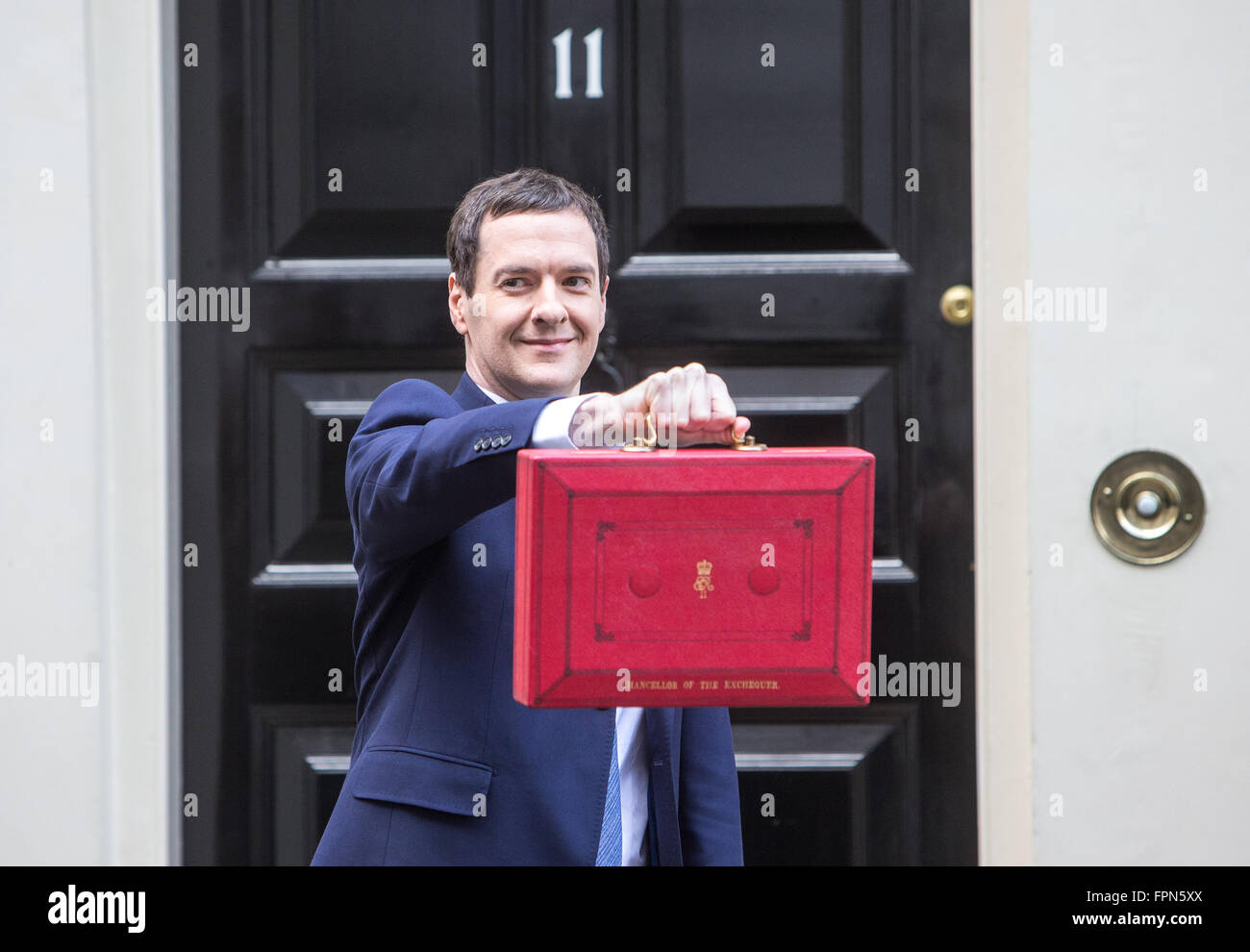 Chancellor, George Osbourne, voir l'encadré rouge sur les marches de Number 11 Downing St avant qu'il prononce son budget Banque D'Images