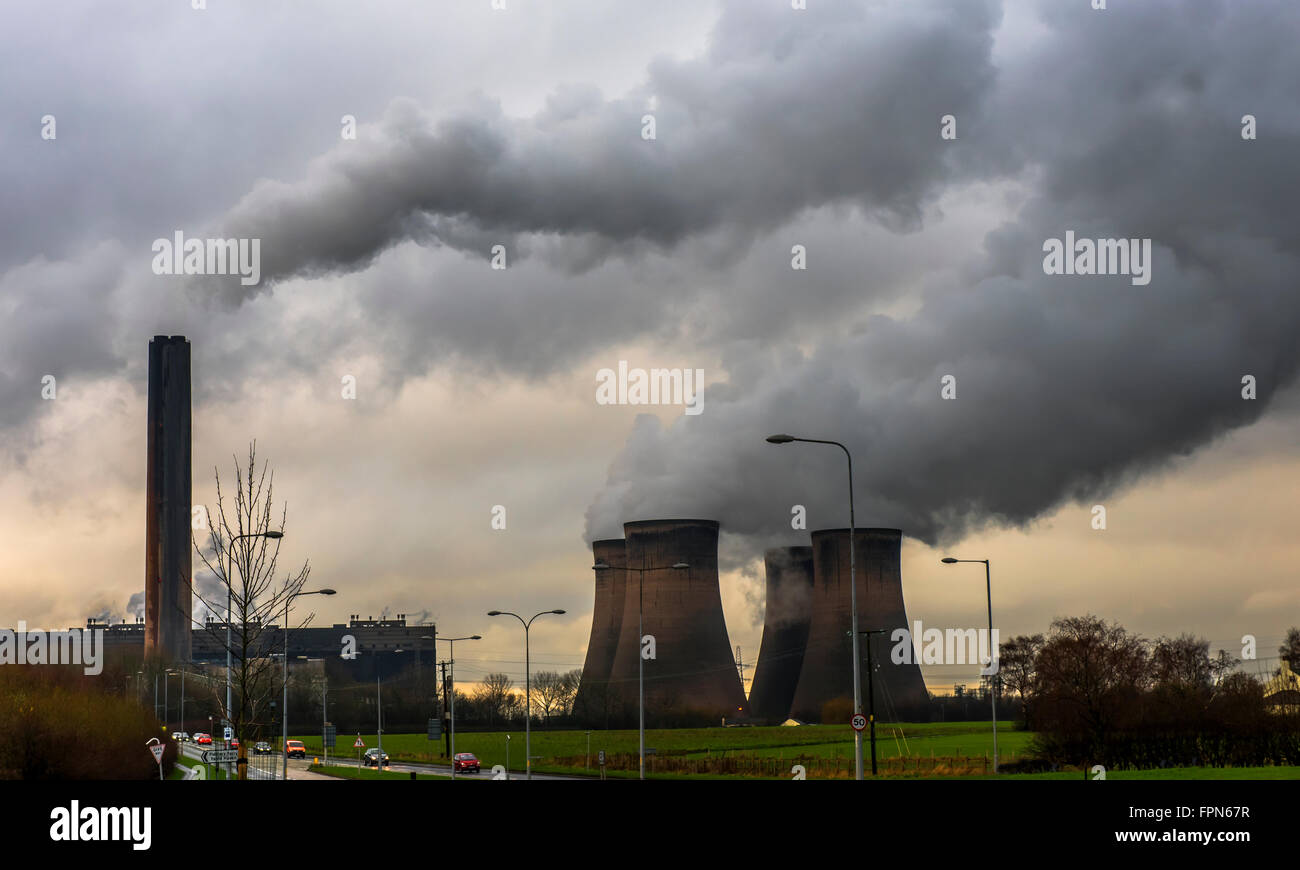 Widnes, Cheshire, Fiddler's Ferry coal powered power station à la fin de soirée en hiver avec des nuages de fumée à la cheminée et Banque D'Images