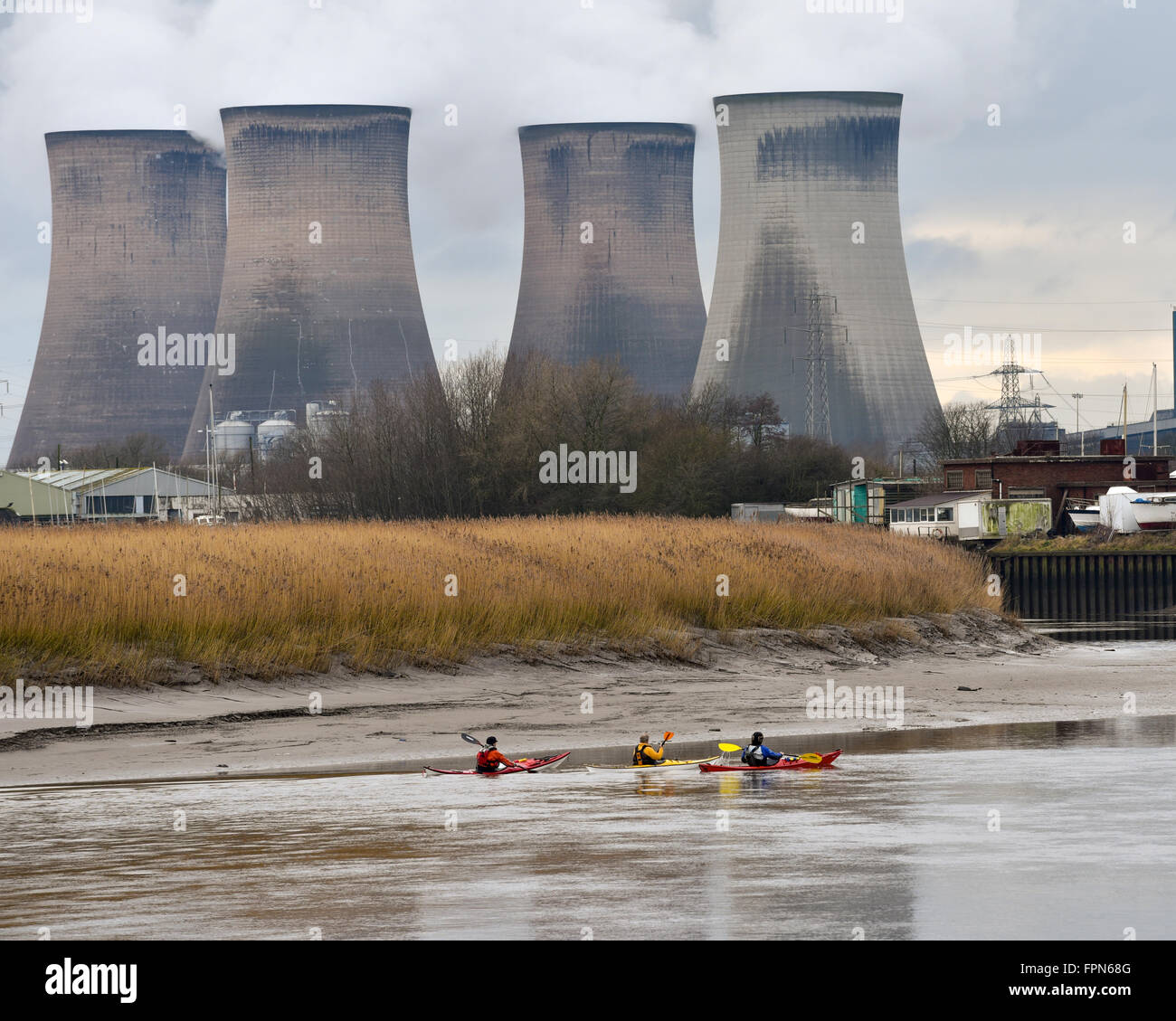 Widnes, Cheshire - 2 janvier 2016 : Les canoéistes looking up at Fiddler's Ferry coal powered power station en hiver de la Mersey Banque D'Images