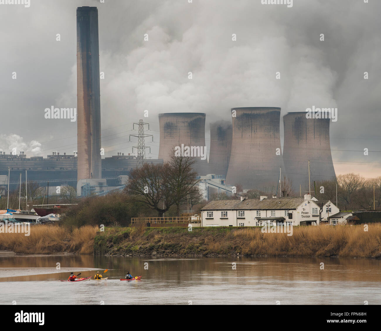 Widnes, Cheshire - 2 janvier 2016 : Les canoéistes looking up at Fiddler's Ferry coal powered power station en hiver de la Mersey Banque D'Images