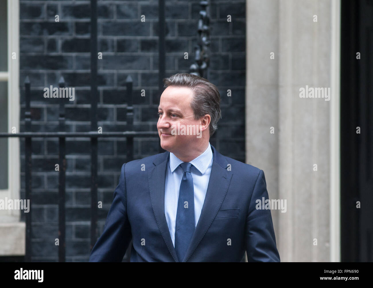 Le premier ministre, David Cameron, au numéro 10 Downing Street Banque D'Images