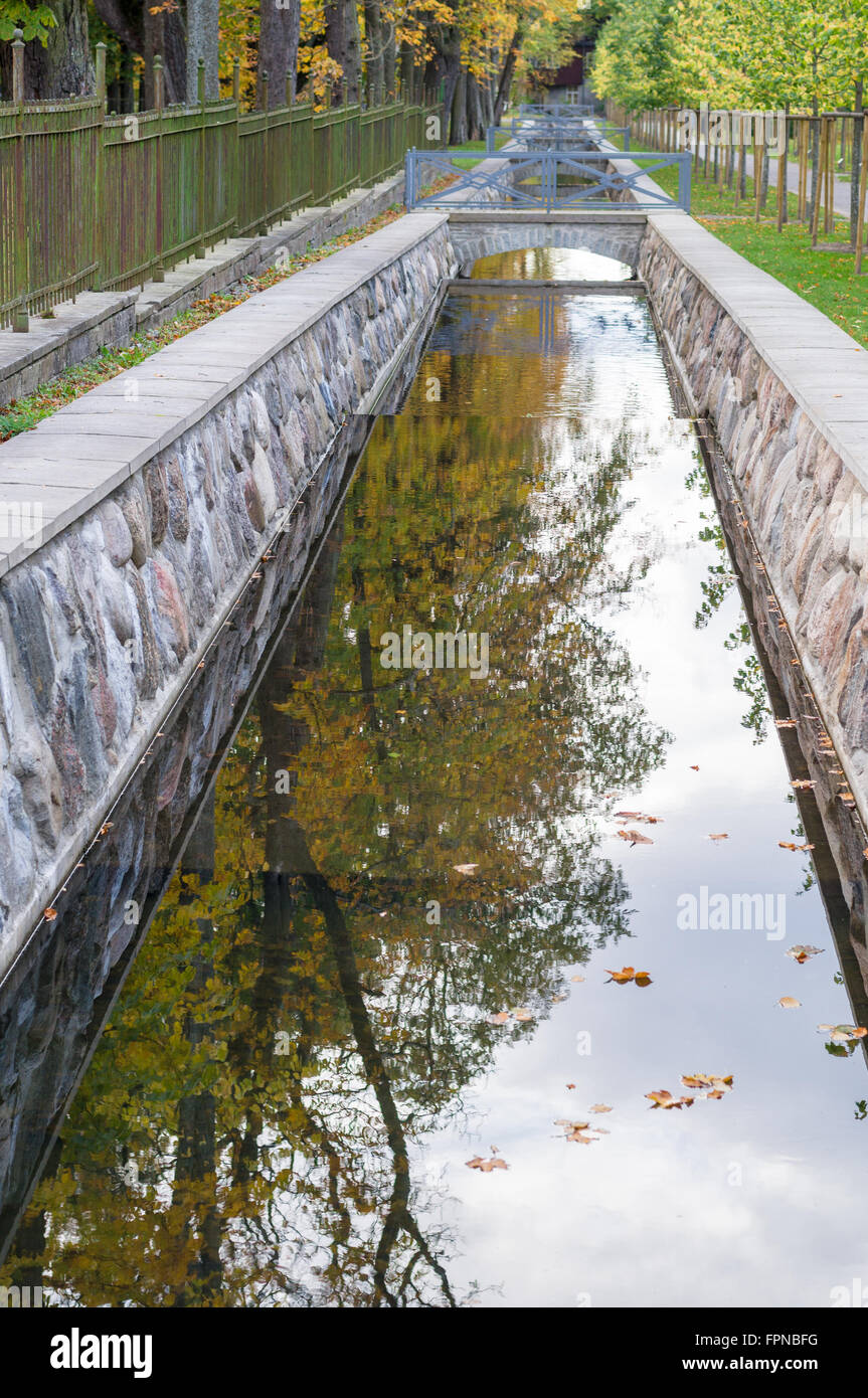 Gros plan du canal avec arbre d'automne la réflexion dans l'eau, The Kadriorg, Tallinn, Estonie Banque D'Images