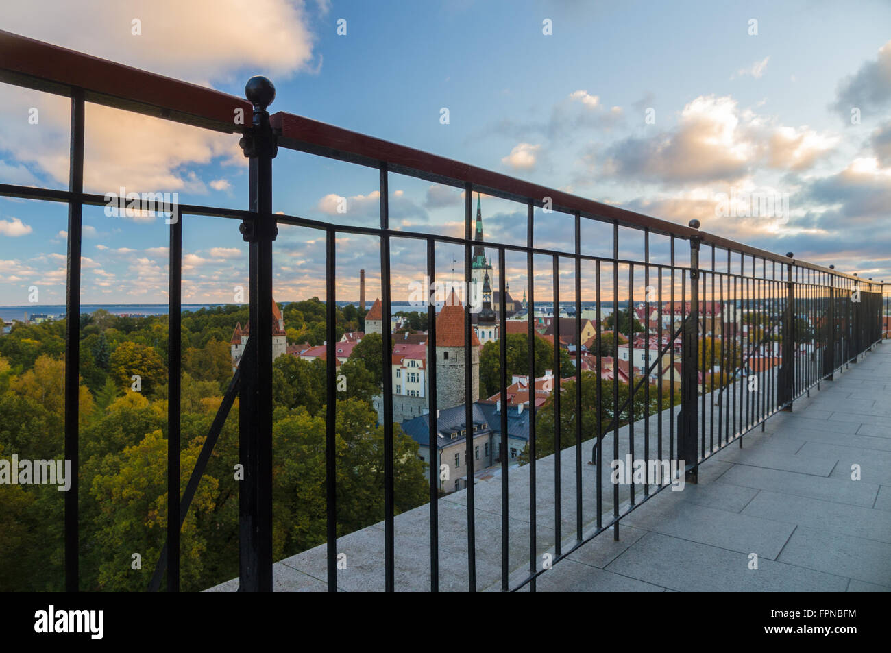 Scène de Patkuli automne lever du soleil et admirer les toits de la vieille ville de Tallinn sur contexte au travers d'une clôture, de la protection de l'Estonie Banque D'Images
