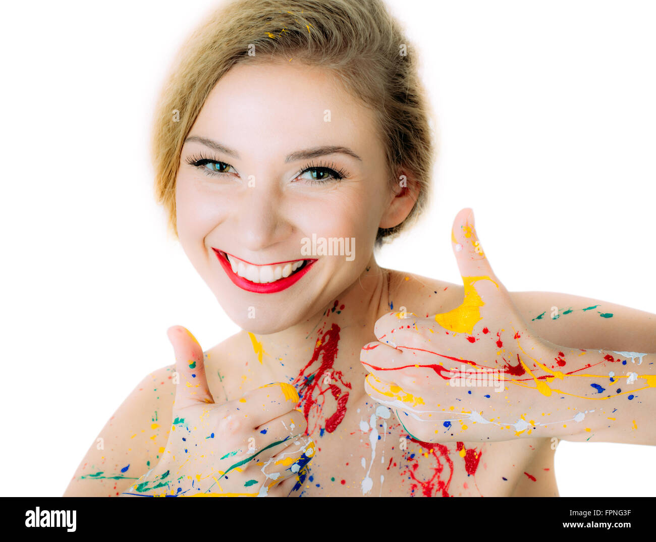 Portrait de femme peinture colorée en rouge avec des lèvres Thumbs up isolé sur fond blanc Banque D'Images