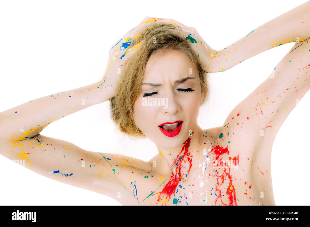 Femme de couleur dans la peinture portrait avec lèvres rouges et le plaisir face isolé sur fond blanc Banque D'Images