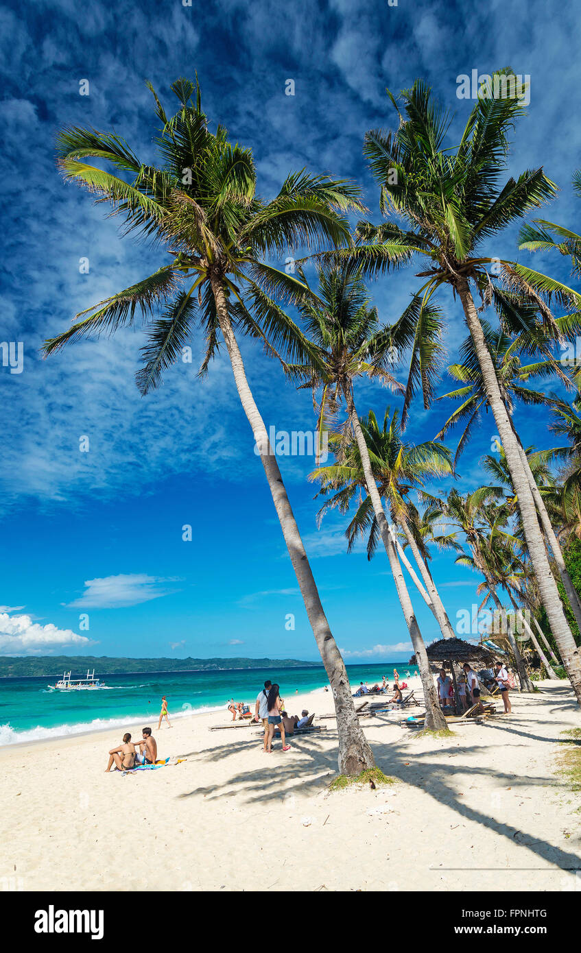 Les touristes sur la plage de puka en paradis tropical boracay philippines Banque D'Images