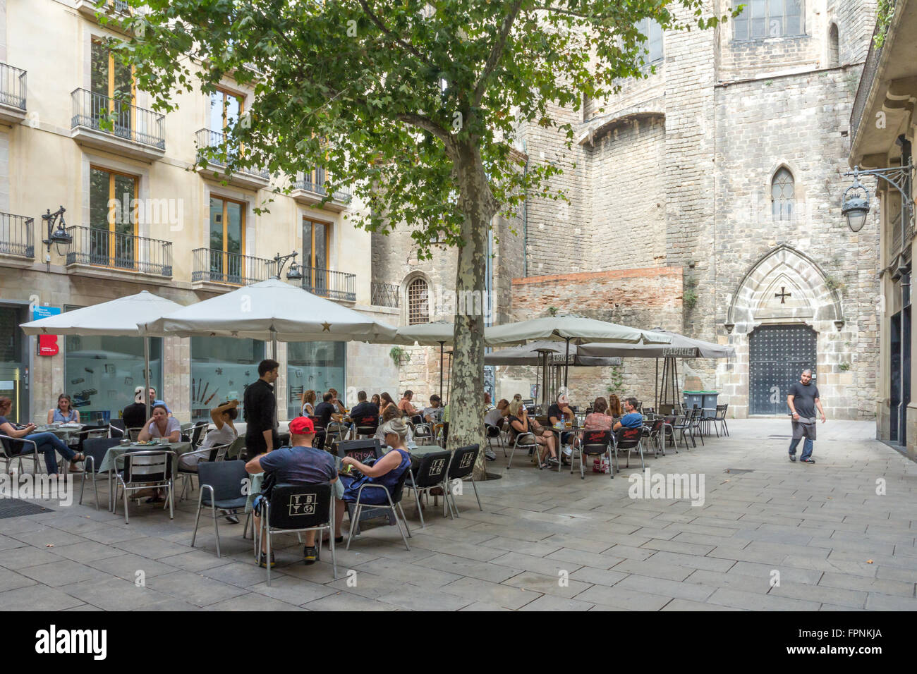 Barcelone, 6e 2015 Spain-Sept : Une place typique avec des cafés. La plupart des cafés en plein air ont un coin salon, Banque D'Images